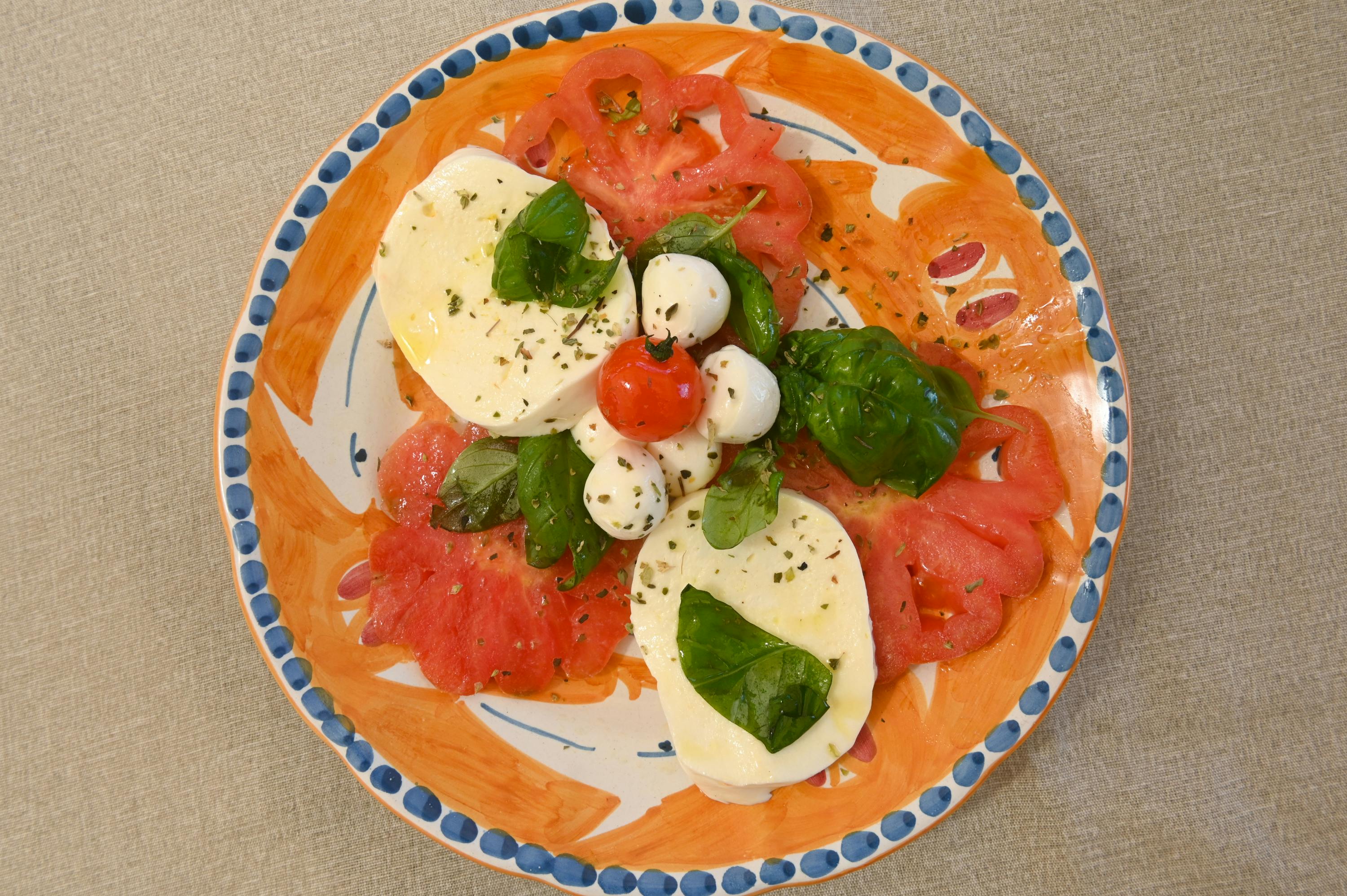 Piatto di insalata Caprese visto dall'alto