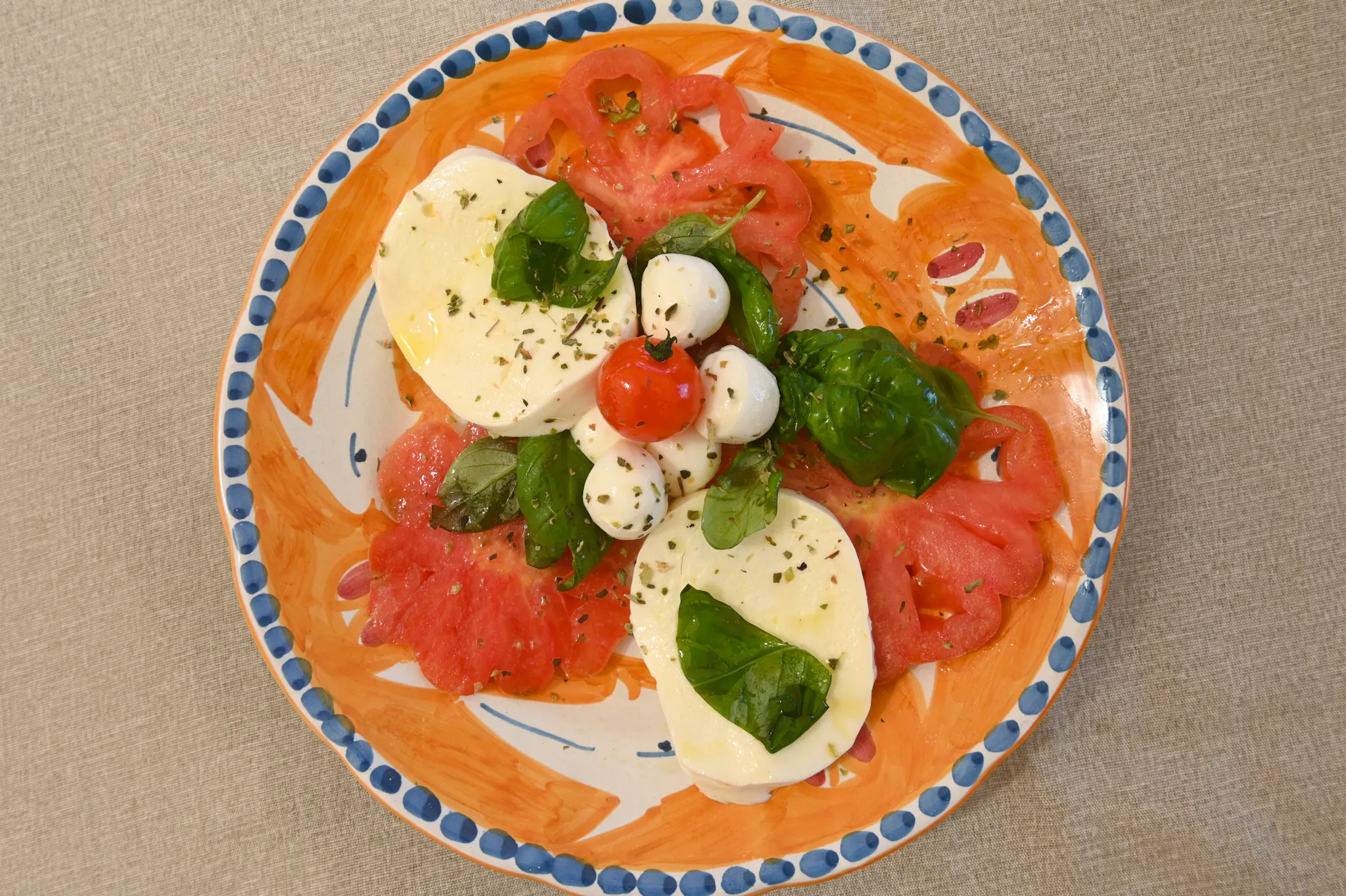 Assiette de salade Caprese vue de dessus