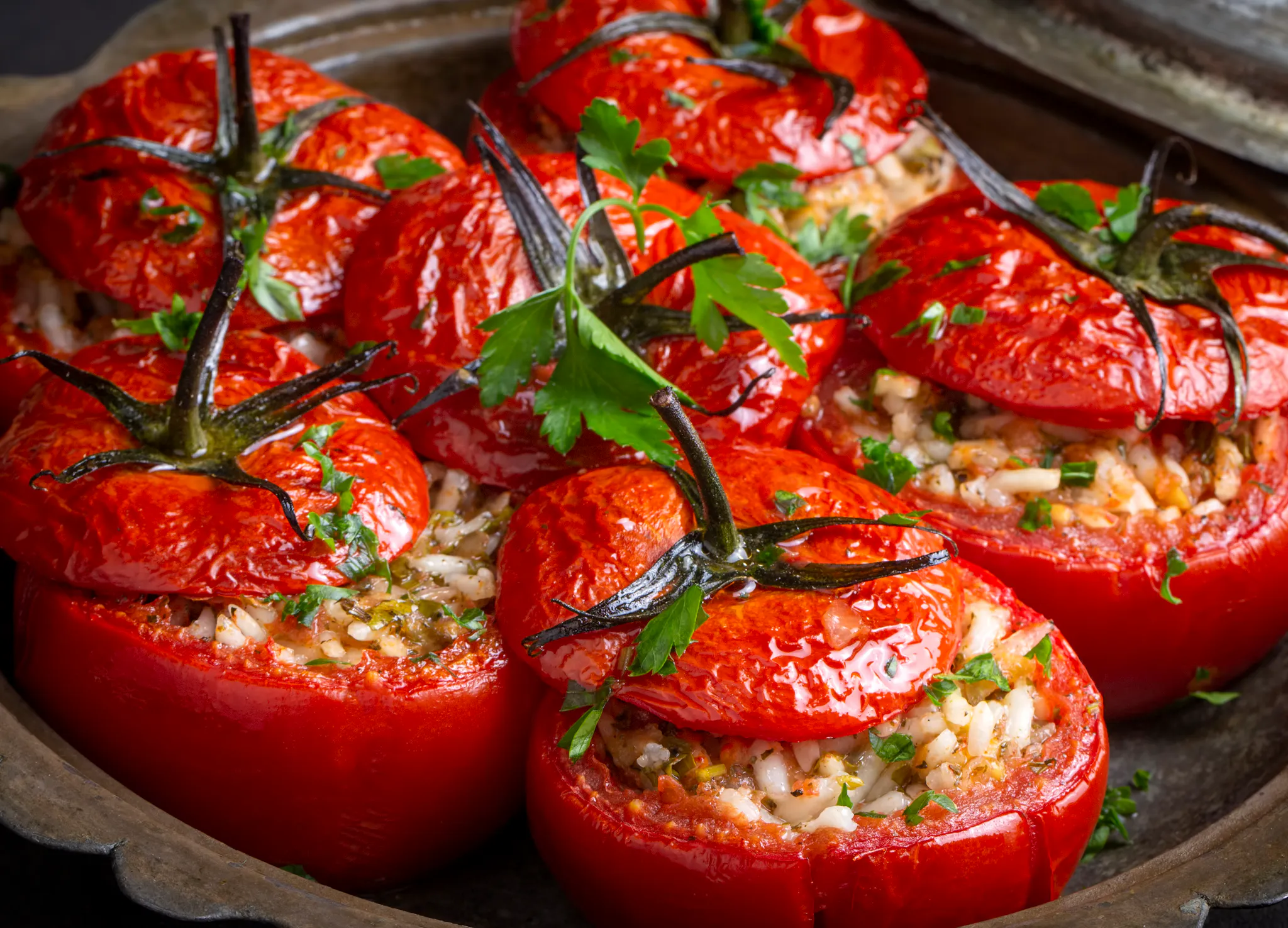 Plat de service avec des tomates farcies au riz