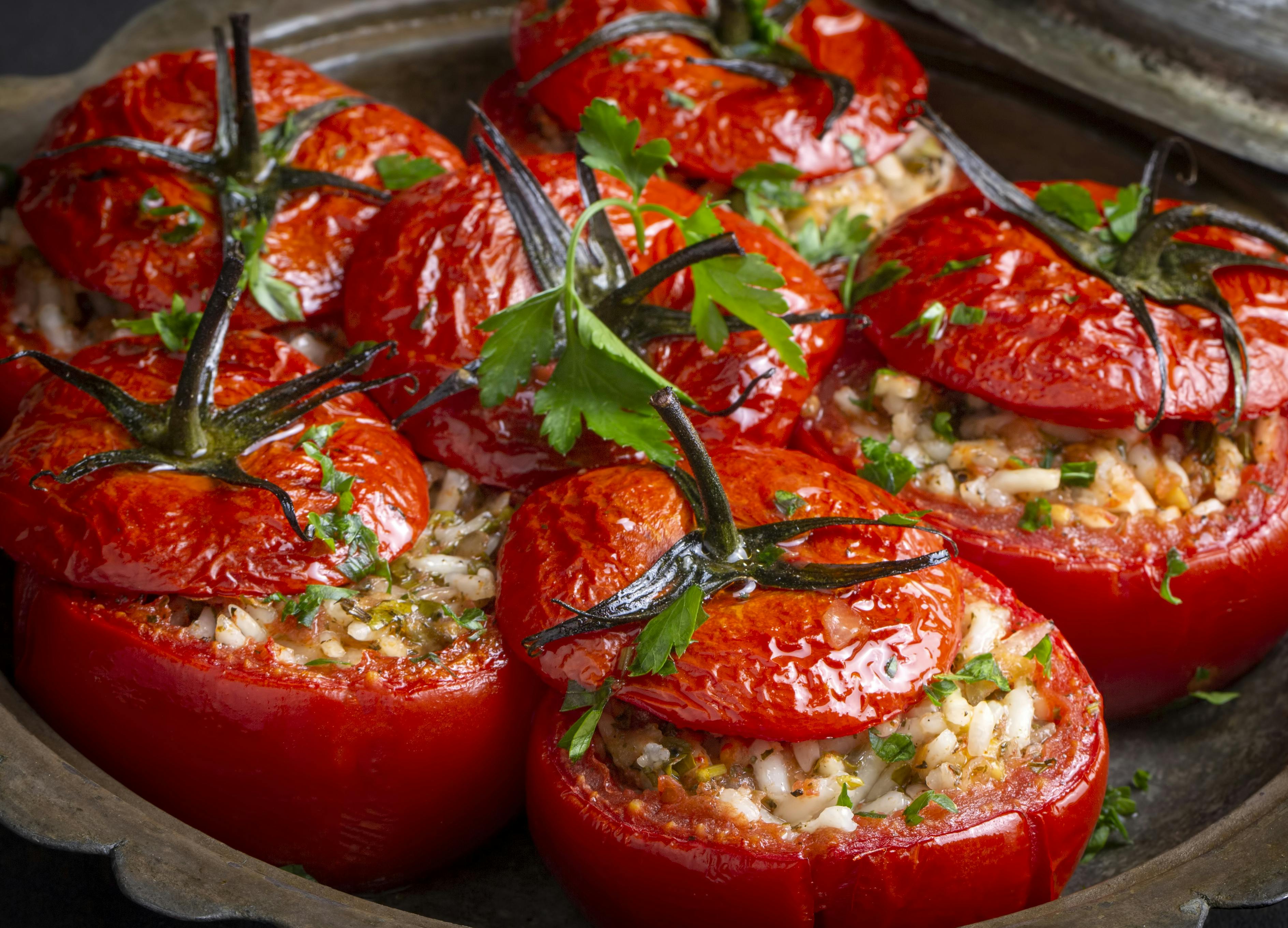 Piatto di portata con pomodori ripieni di riso