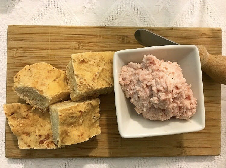 Spuma di mortadella in ciotola su tavolo