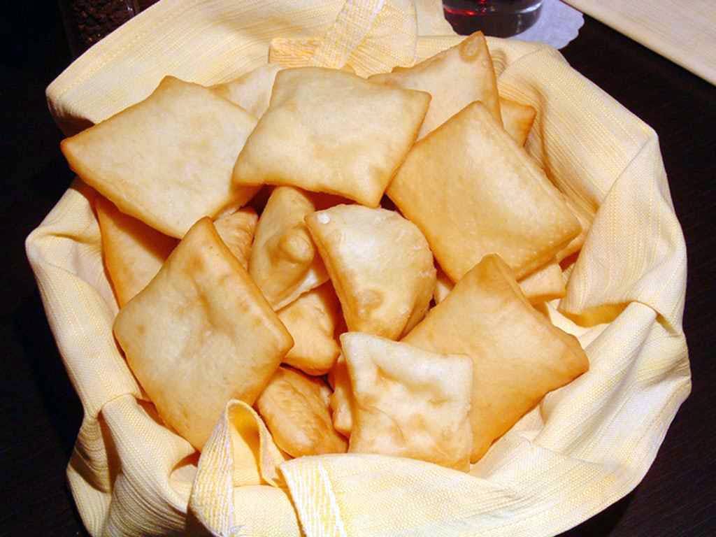 Cestino con crescentine fritte