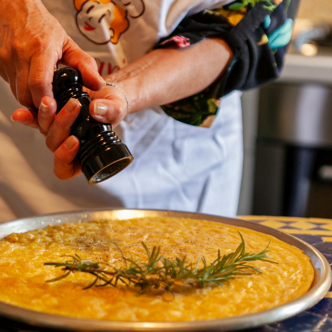 Cesarina macina pepe su una cecina