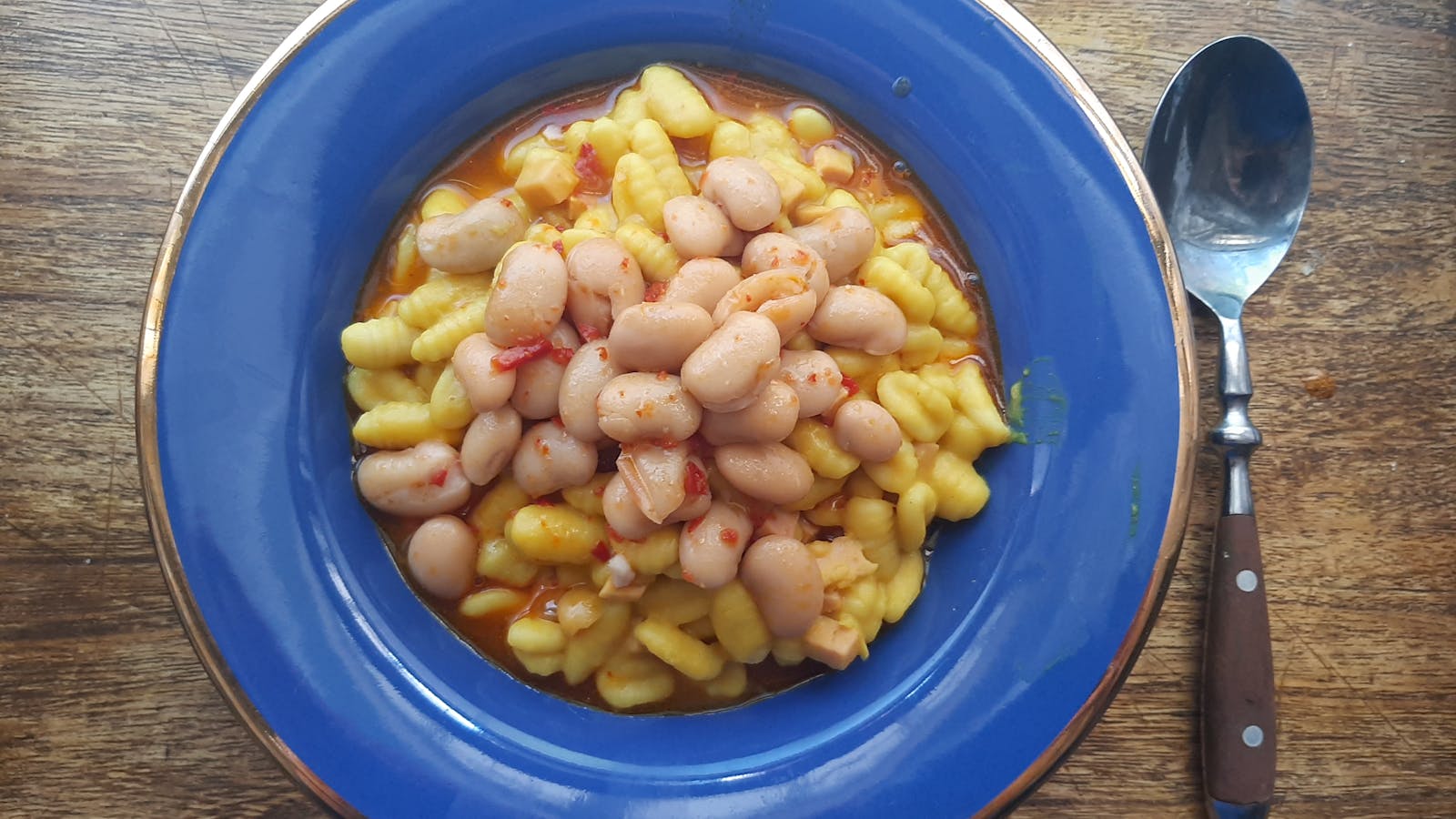 Piatto di pasta con faglio visto dall'alto