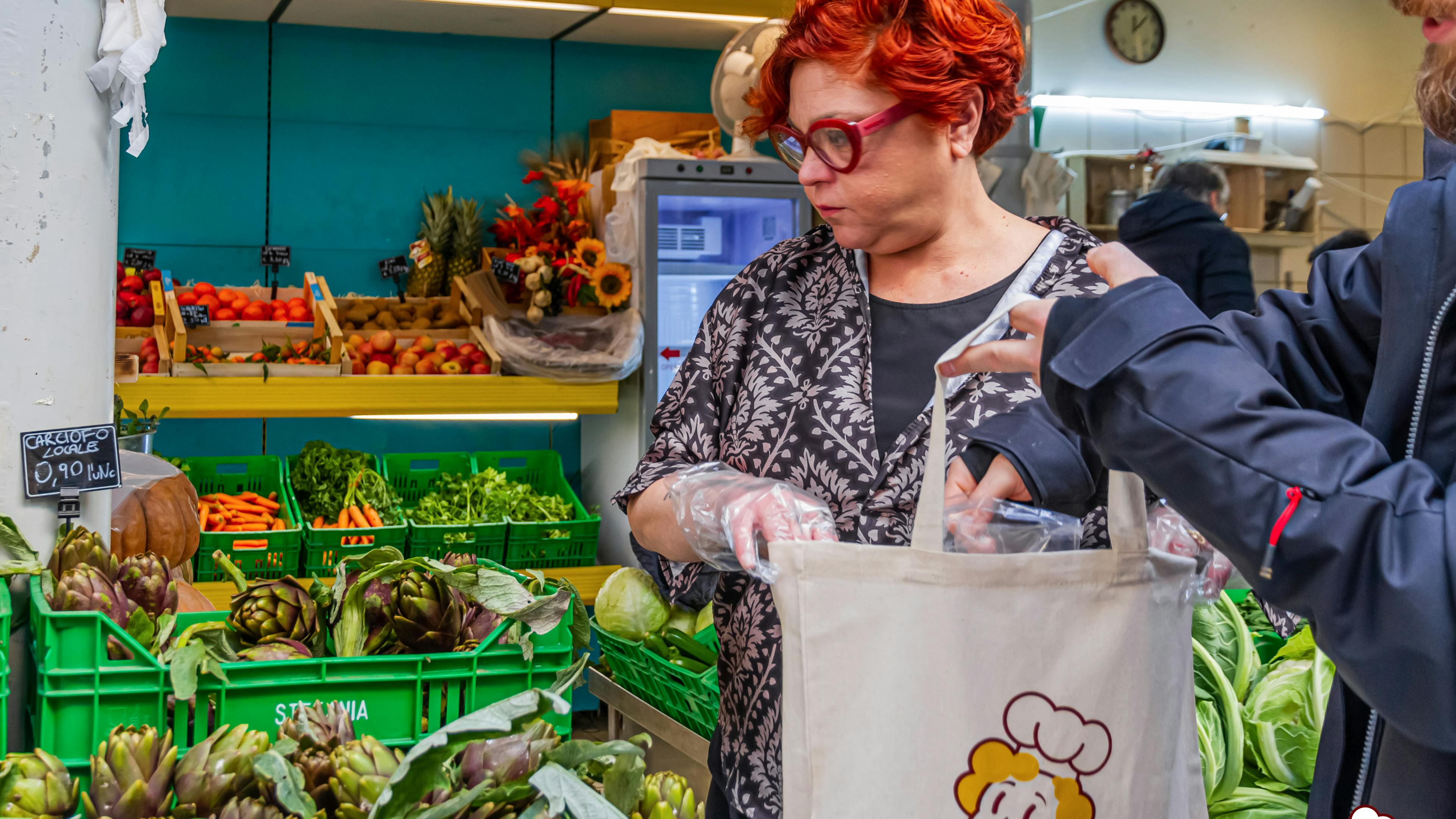 Cesarina sceglie delle verdure al mercato ortofrutticolo