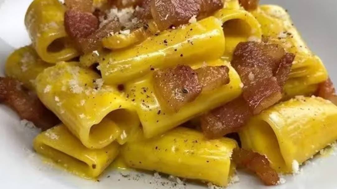 Close-up of a plate of mezze maniche carbonara