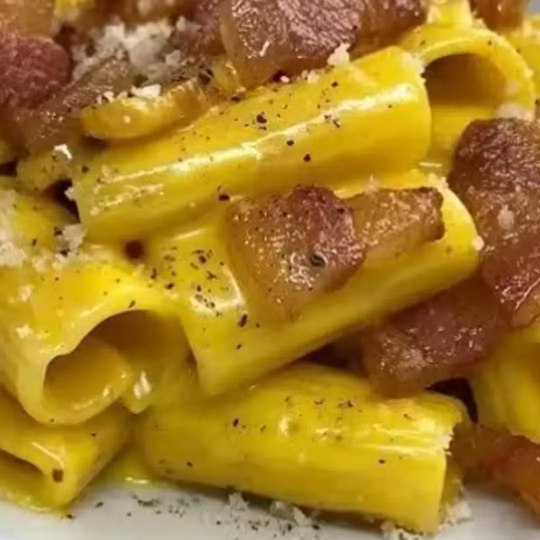 Primo piano di piatto di mezze maniche alla carbonara