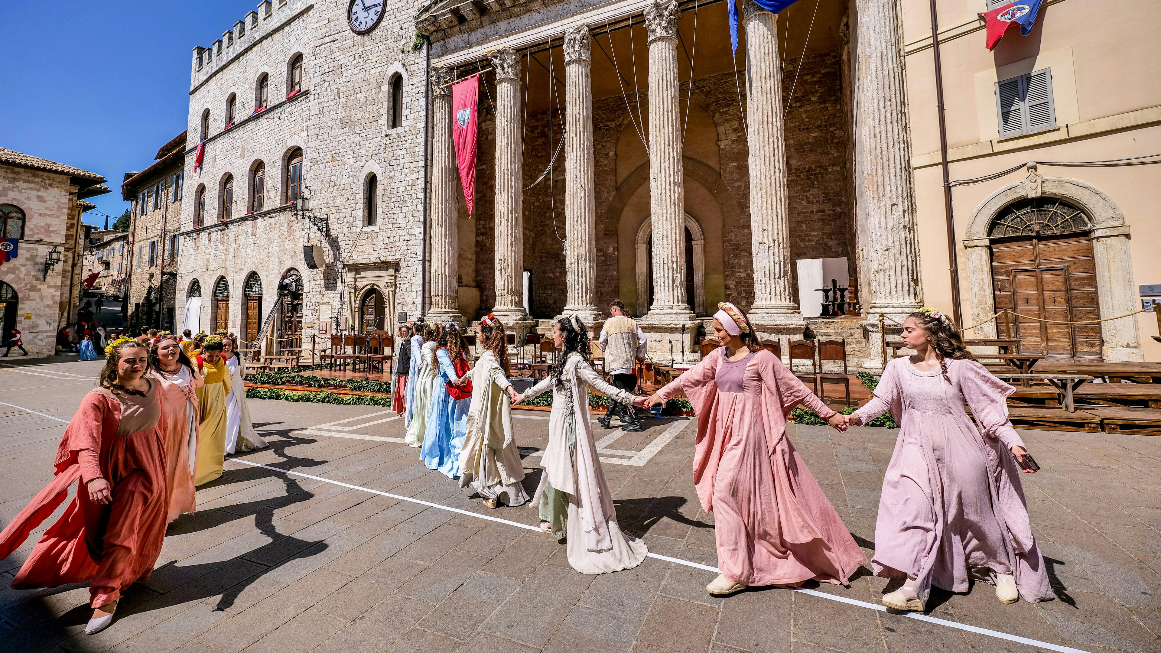 Ragazze danzano durante il Calendimaggio ad Assisi