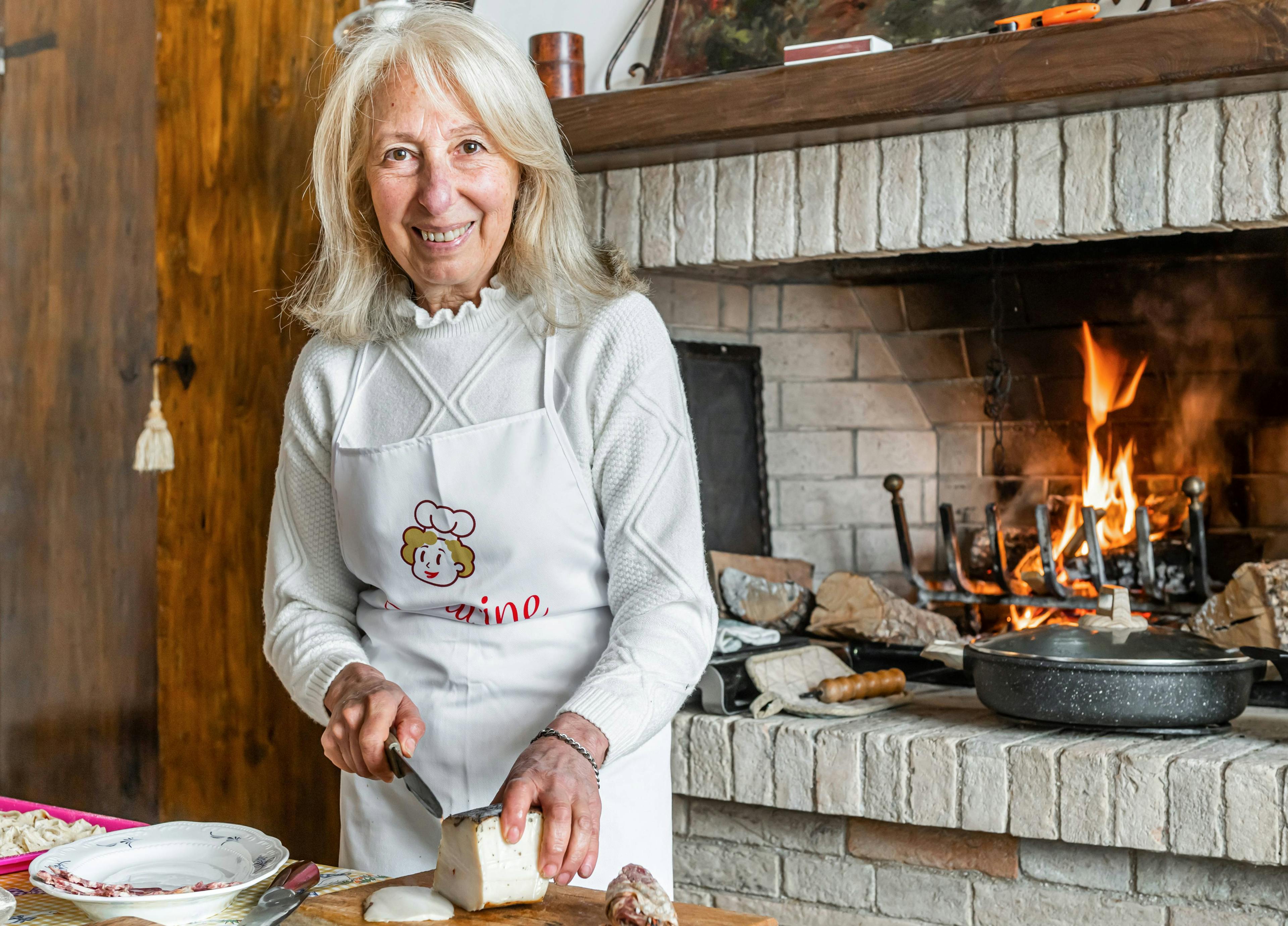 Cesarina Eleonora mentre taglia del formaggio