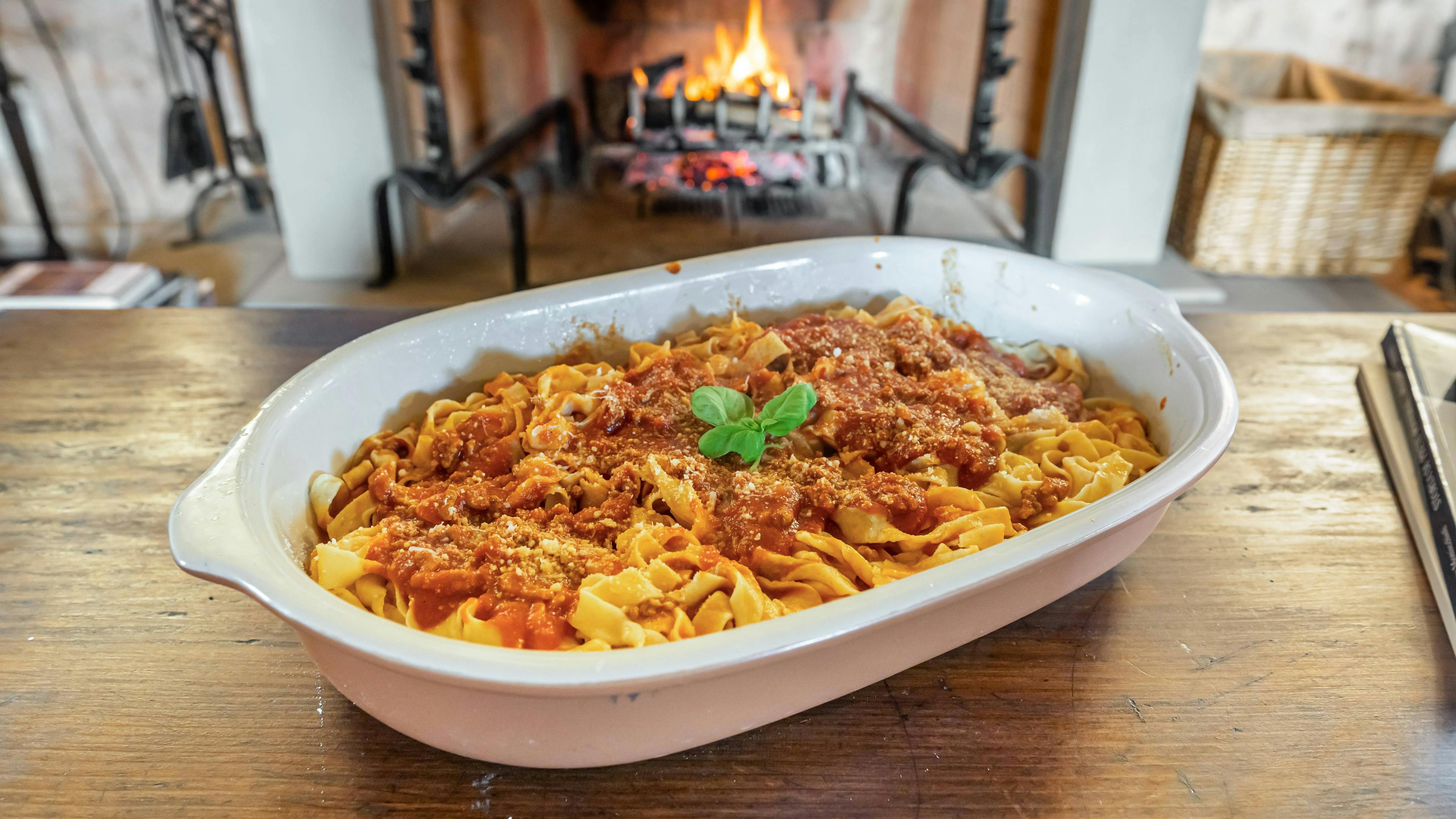 Piatto con fettuccine al ragù umbro