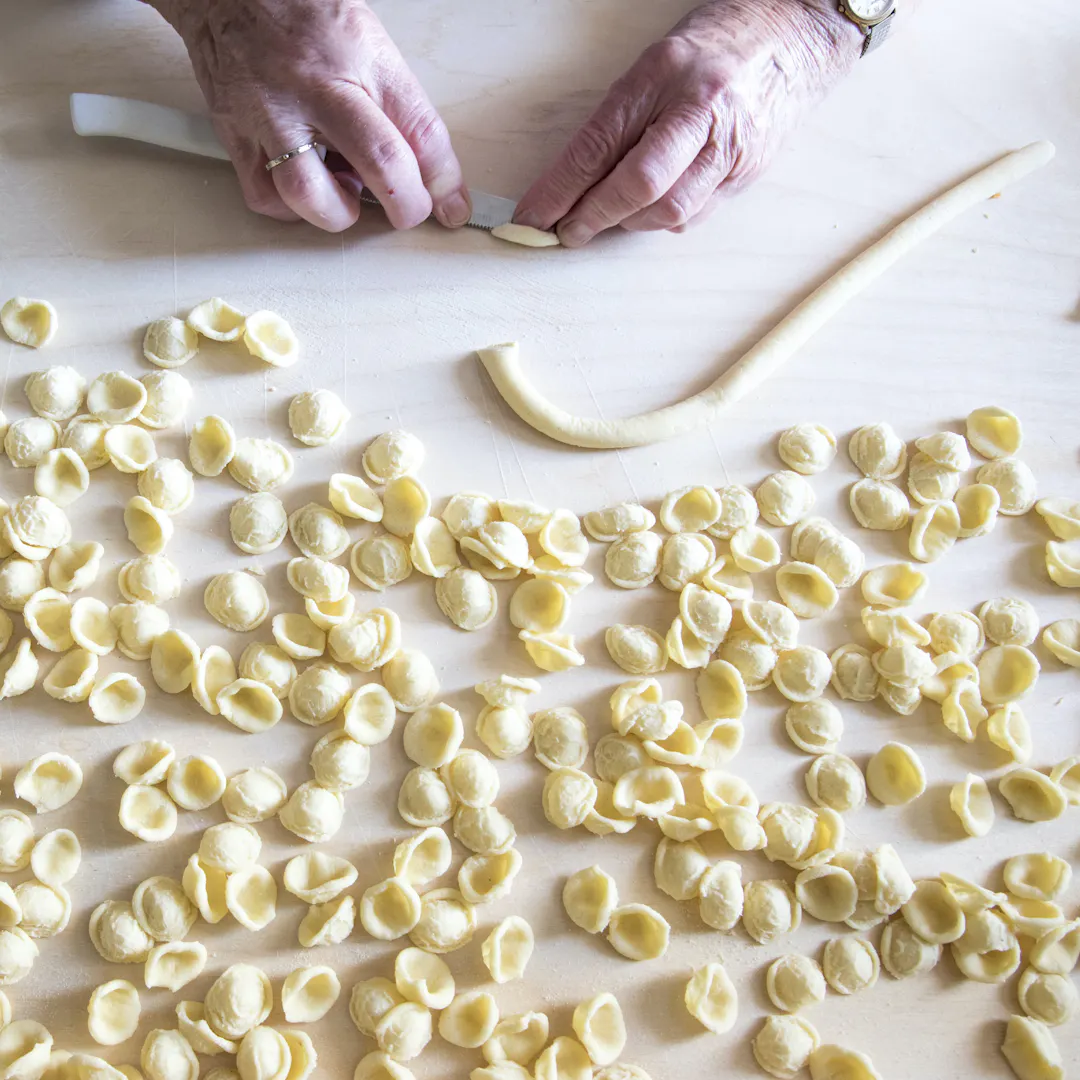Preparazione di orecchiette sul tagliere