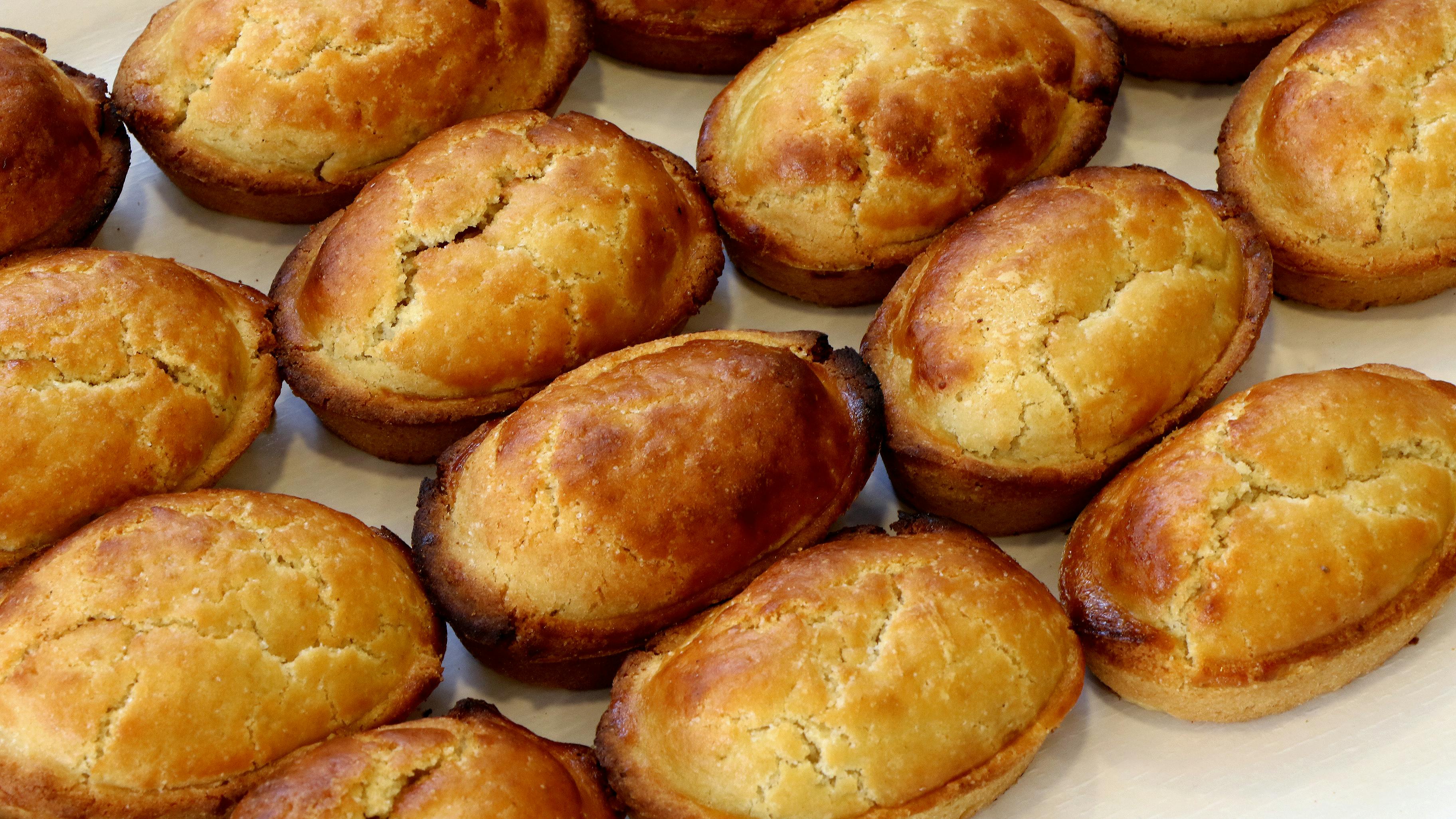 Teglia con pasticciotti leccesi appena sfornati