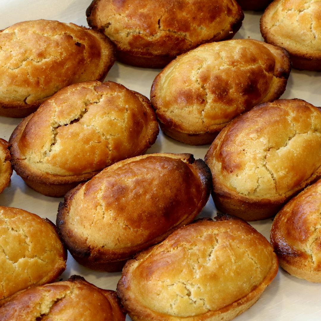 Teglia con pasticciotti leccesi appena sfornati