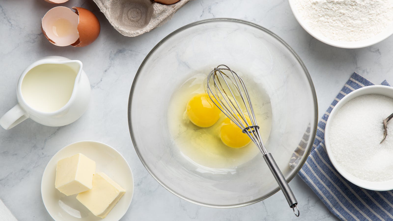 Ingredienti per il pasticciotto: uova, burro e farina