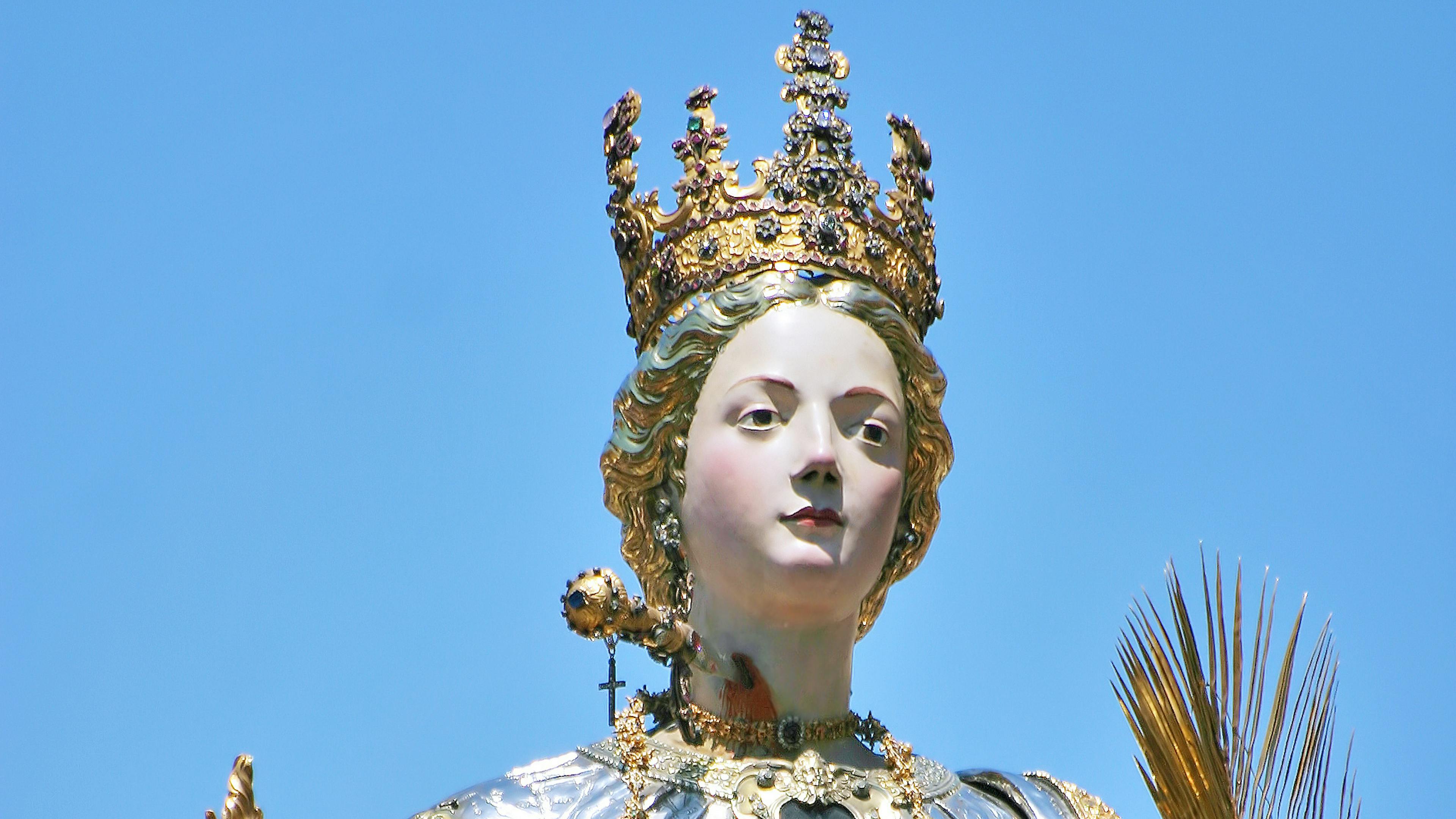 Santa Lucia Statue