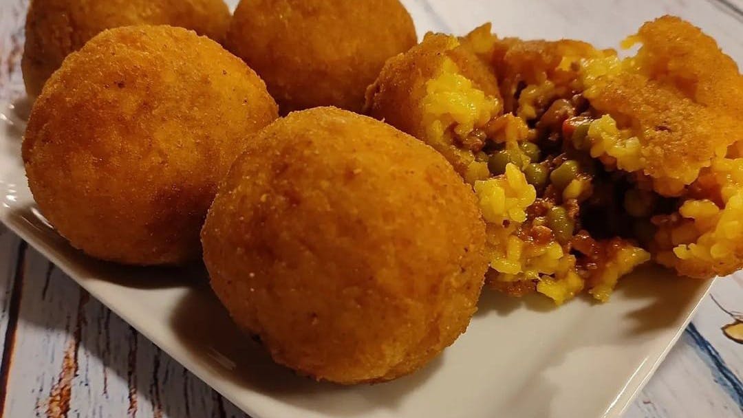 Piatto con arancina palermitana