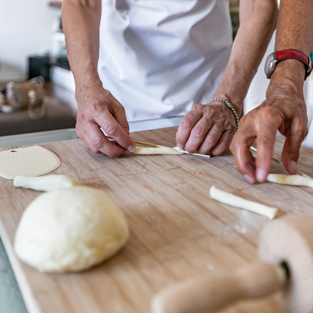 Preparazione delle busiate su tagliere