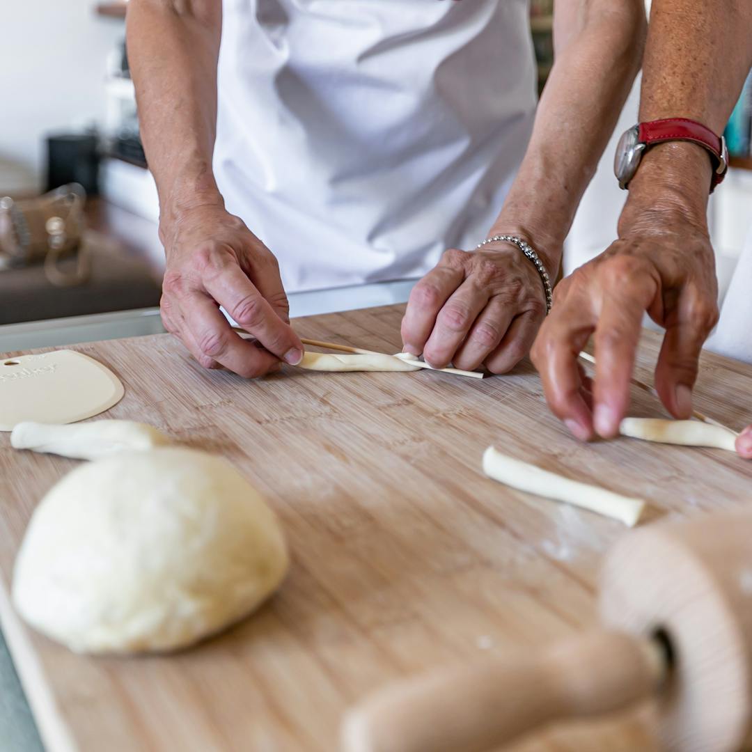 Preparazione delle busiate su tagliere