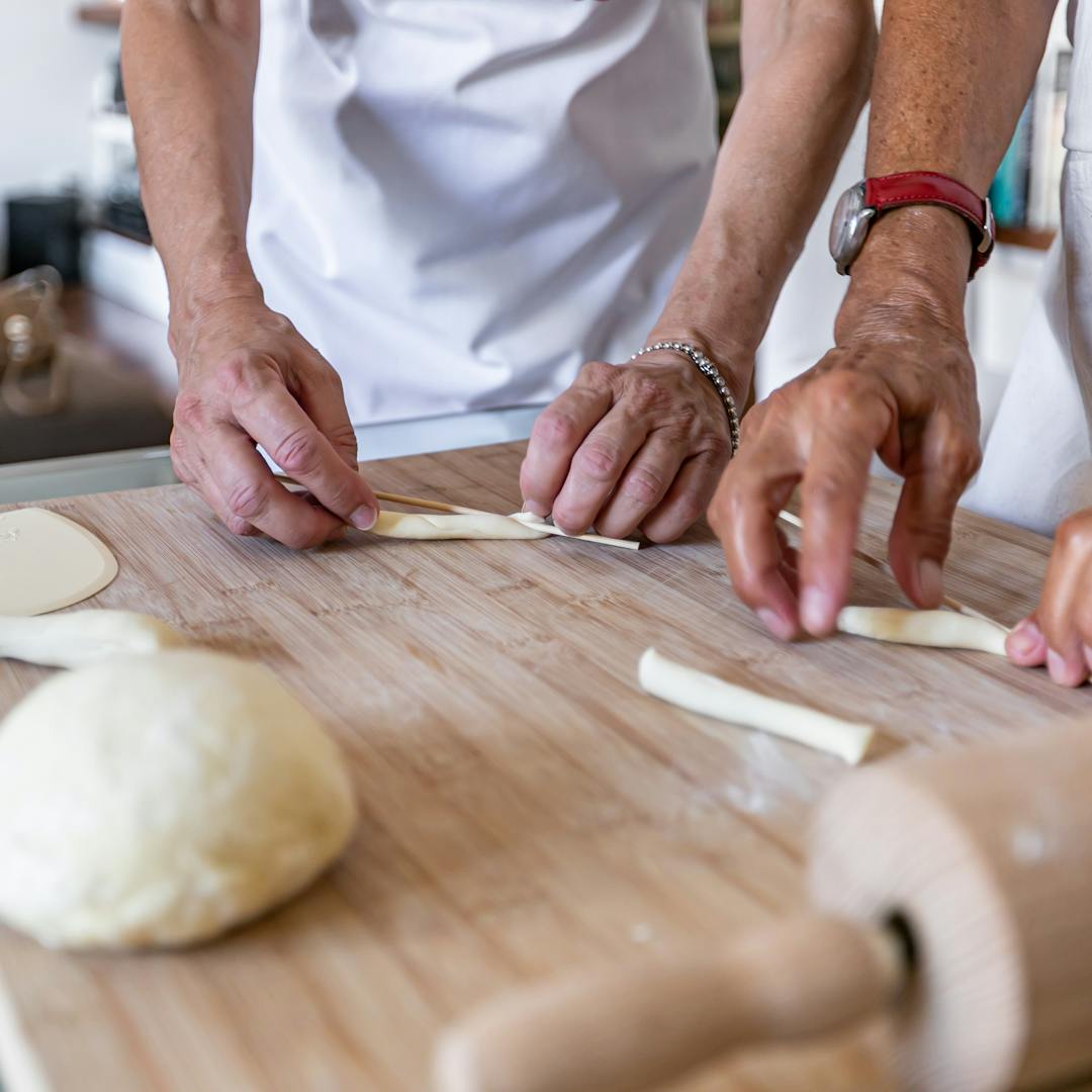 Preparazione delle busiate su tagliere