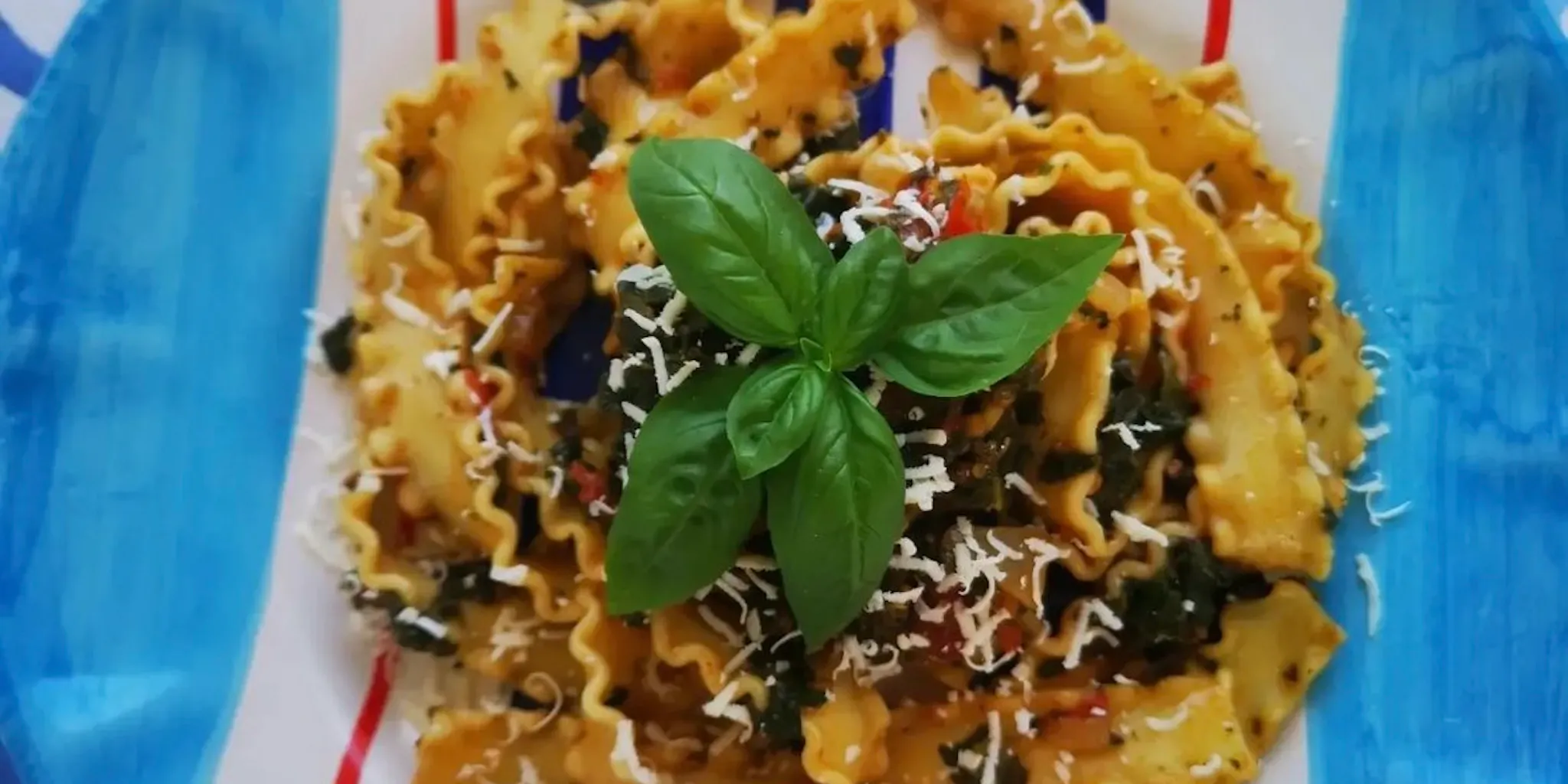 piatto di pasta secca e lunga formato tripoline con i tenerumi