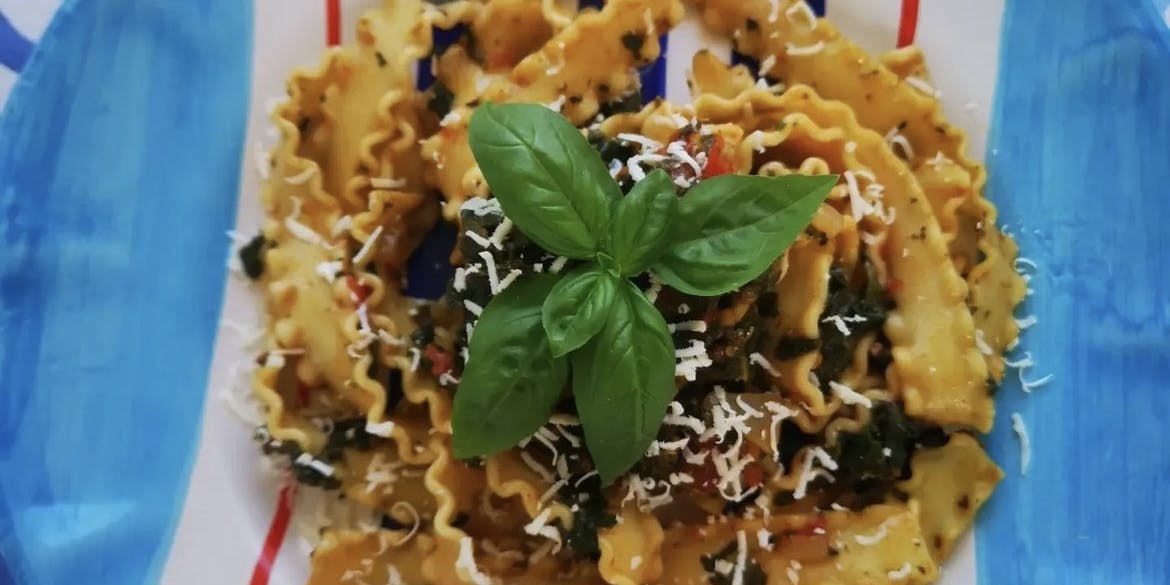 piatto di pasta secca e lunga formato tripoline con i tenerumi