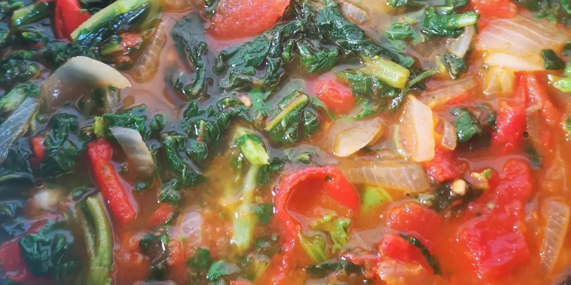 pentola con il sugo di pomodori piccadilly, cipollotto e tenerumi