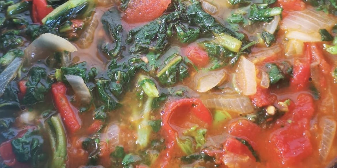 pentola con il sugo di pomodori piccadilly, cipollotto e tenerumi