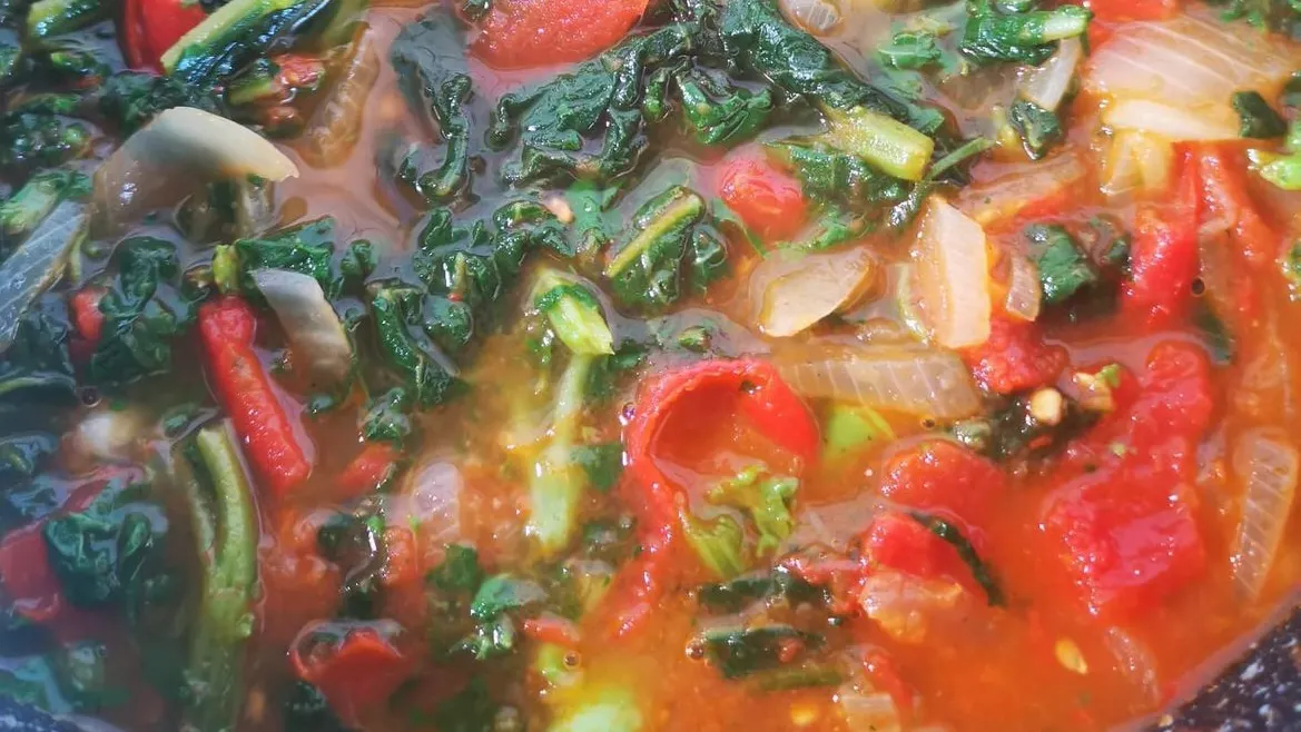 Casserole avec une sauce aux tomates Piccadilly, oignon nouveau et tenerumi