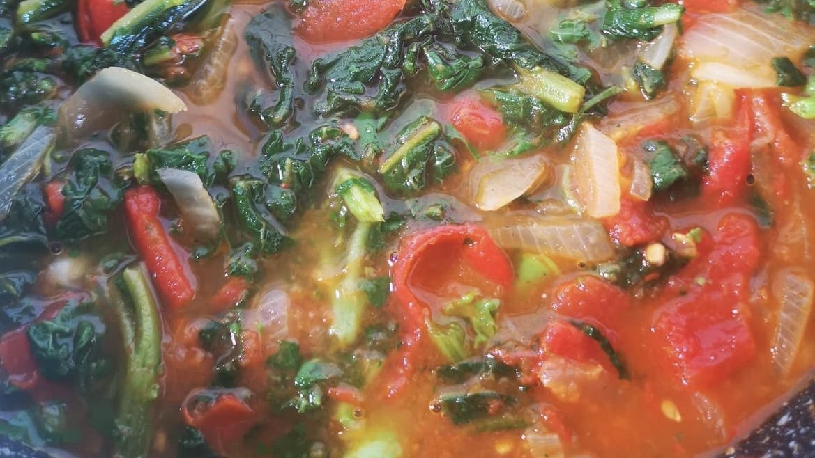 pentola con il sugo di pomodori piccadilly, cipollotto e tenerumi