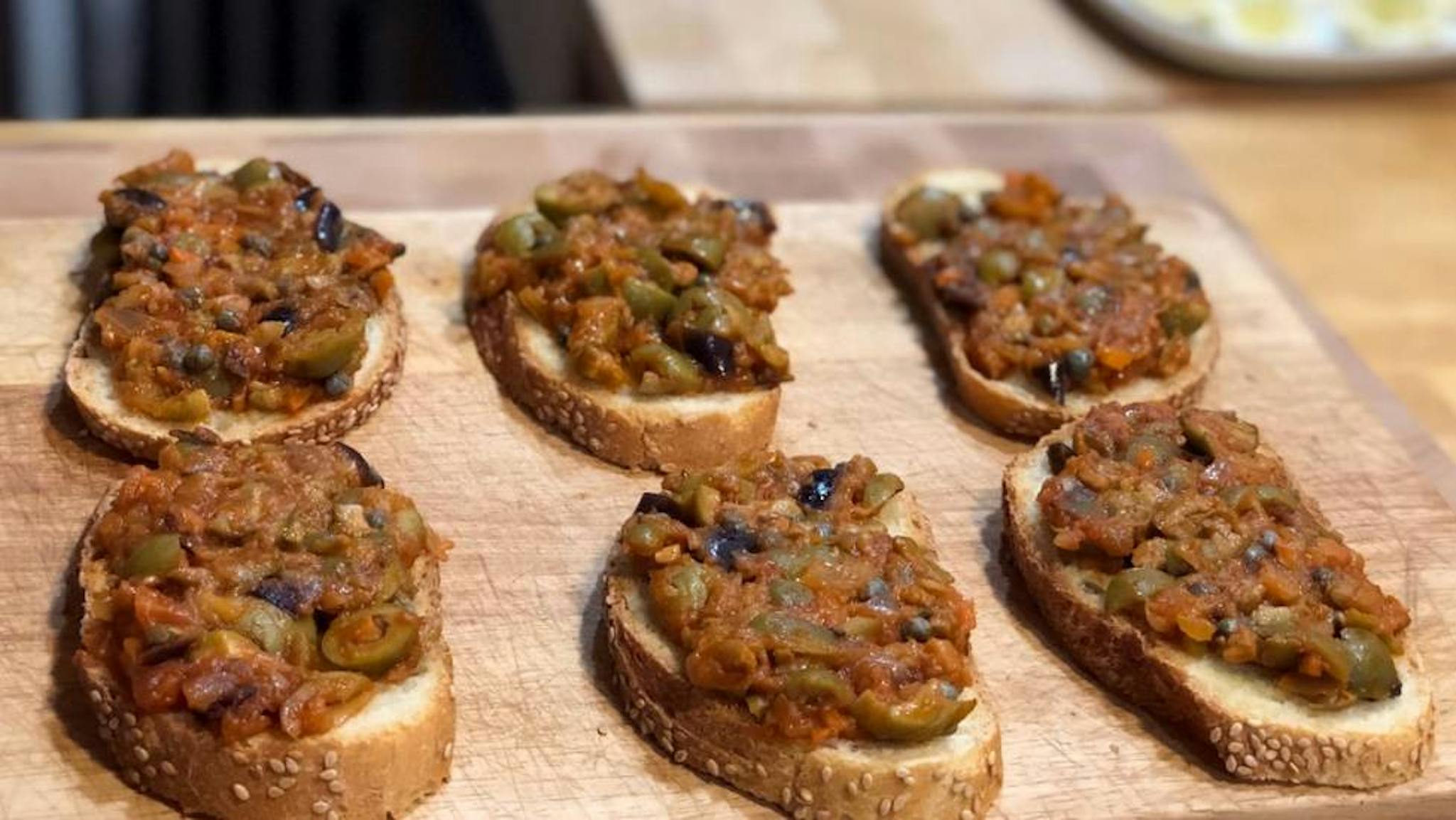 Bruschette su tagliere con caponata di melanzane