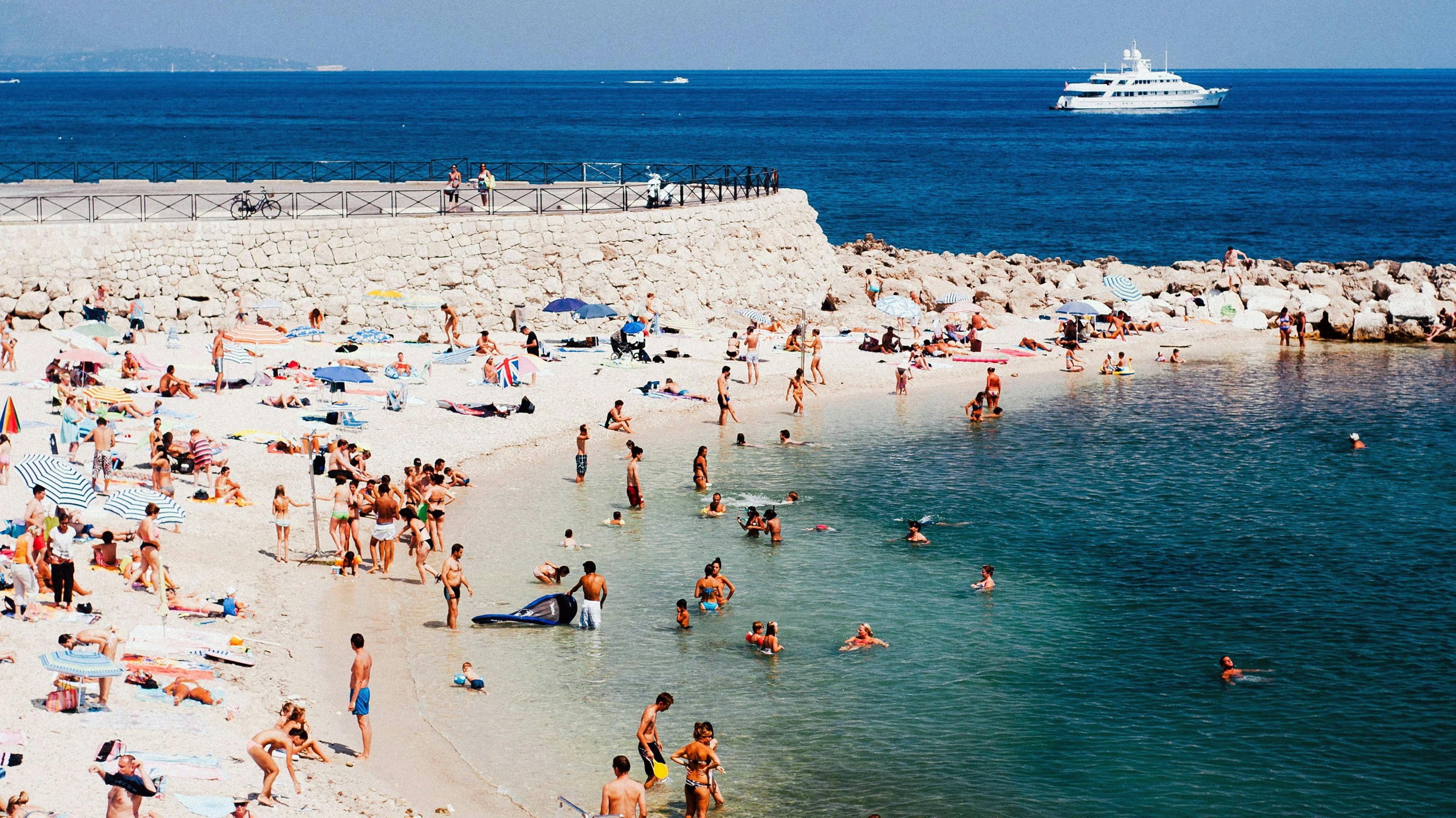 Ferragosto: beach crowded with bathers