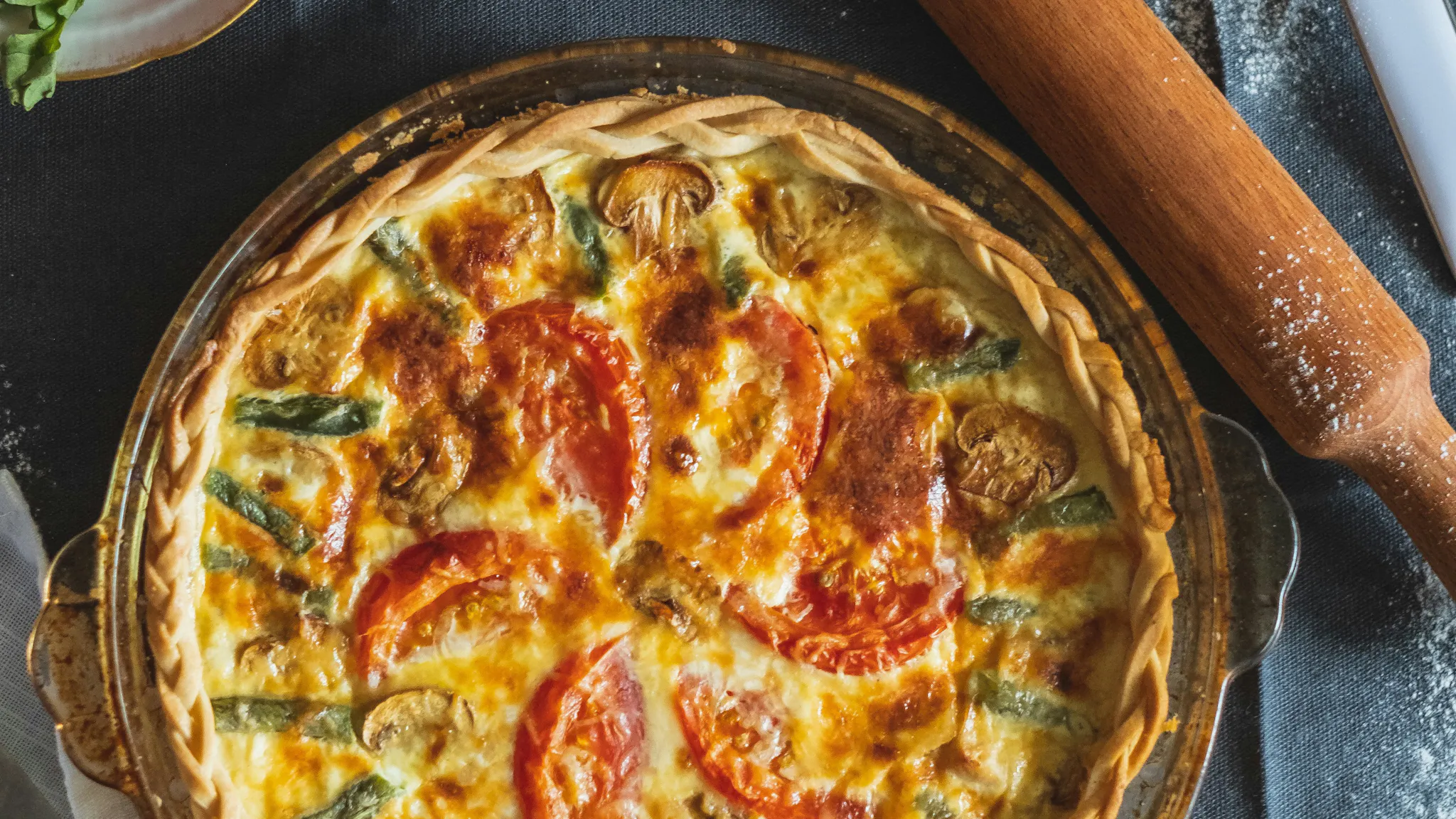 Plat avec tarte salée aux courgettes