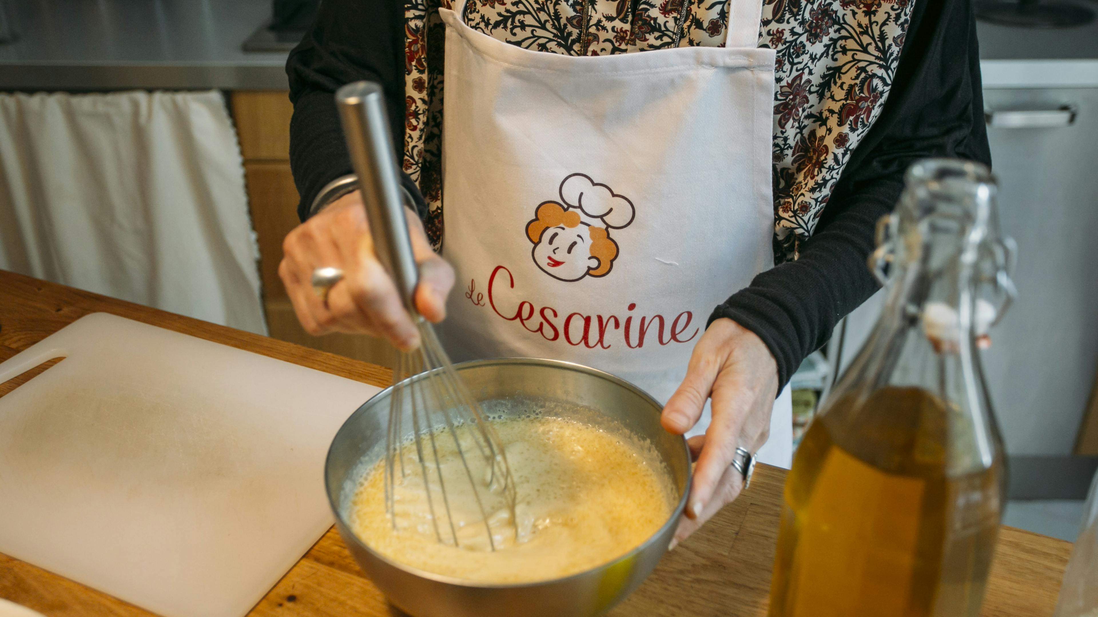 Cesarina che mescola in una ciotola gli ingredienti per la Torta di Zucchine