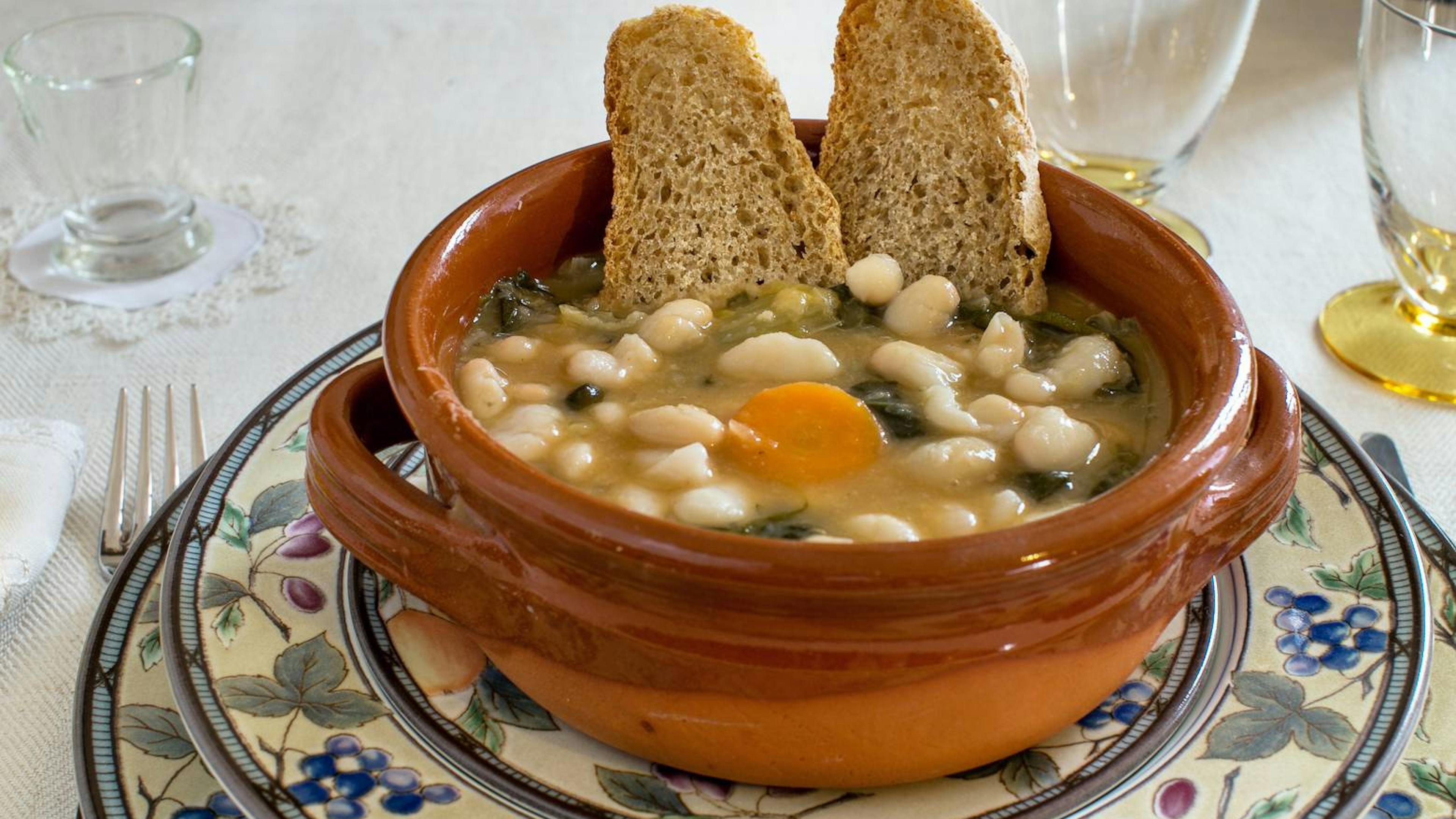 Bowl of Tuscan ribollita with two croutons