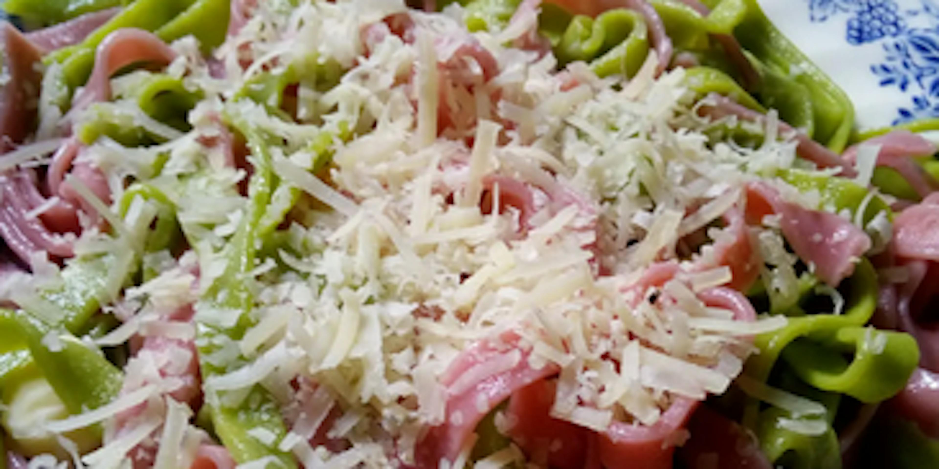 piatto con tagliatelle verdi e rosse con ricotta salata