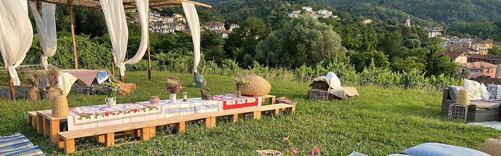 Vista prato con gazebo, tavoli e sedie in Liguria
