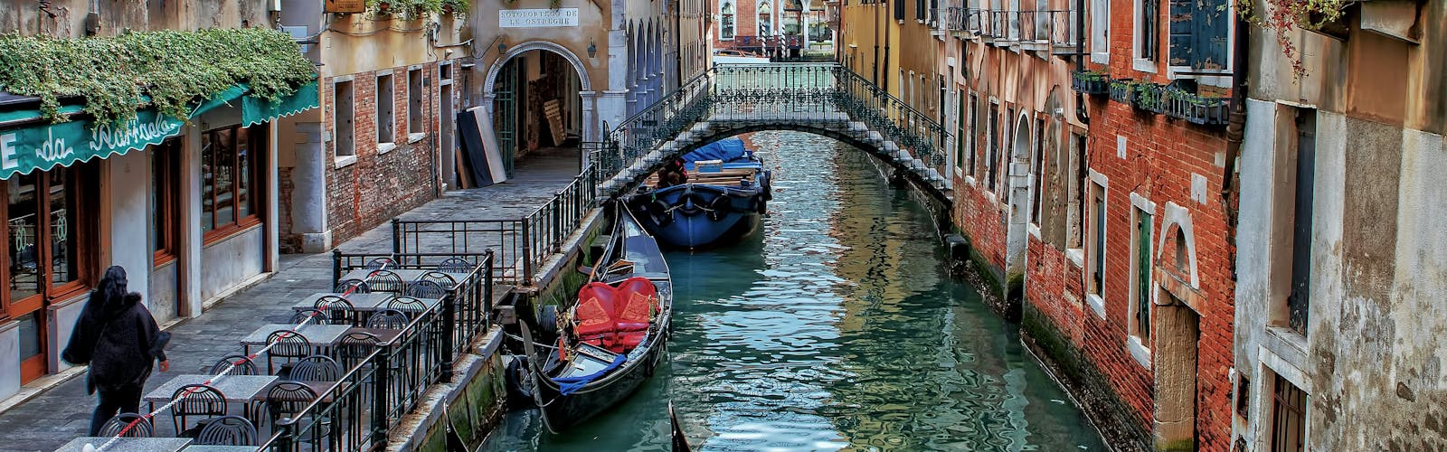 Vista di un canale di Venezia con gondole