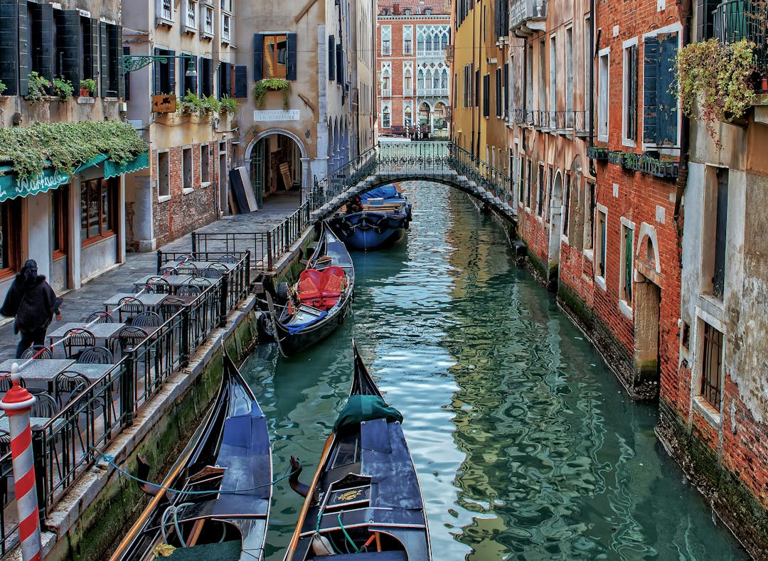 Vista di un canale di Venezia con gondole