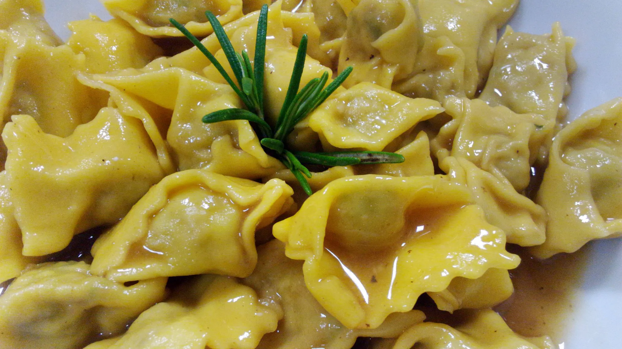 Teller mit Agnolotti del Plin