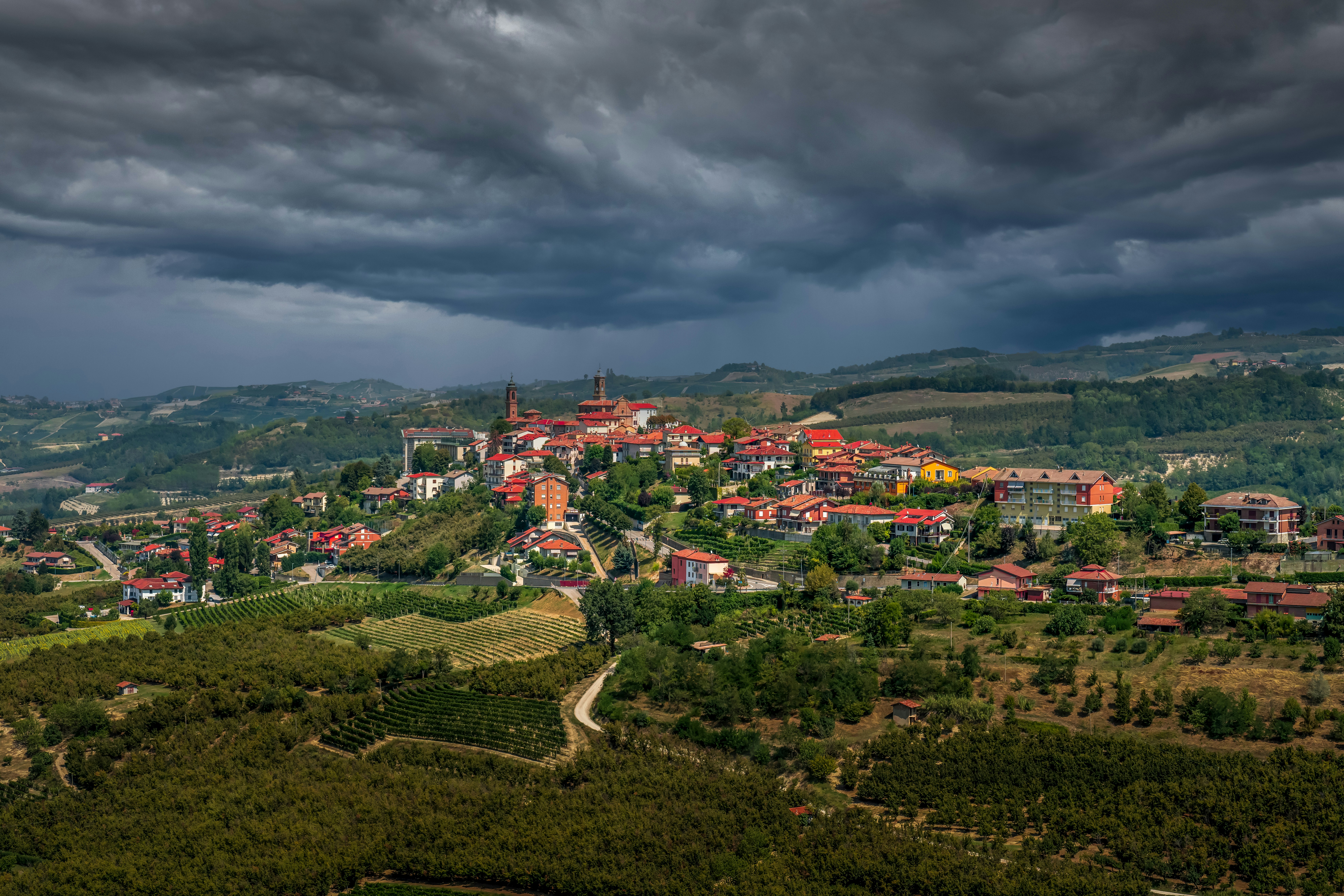 Vista di un paese sulle colline delle Langhe