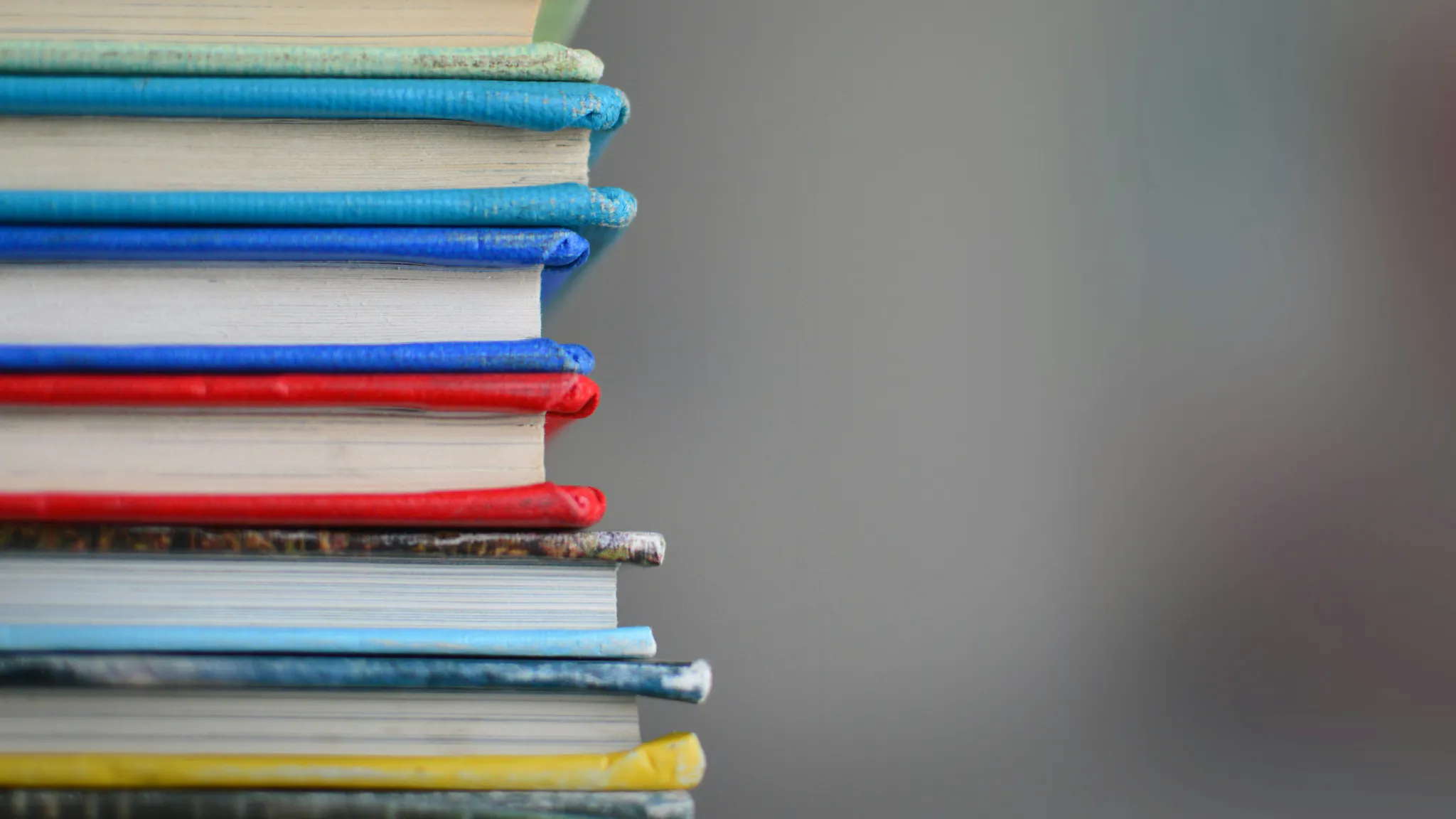 Pile de livres aux couvertures colorées