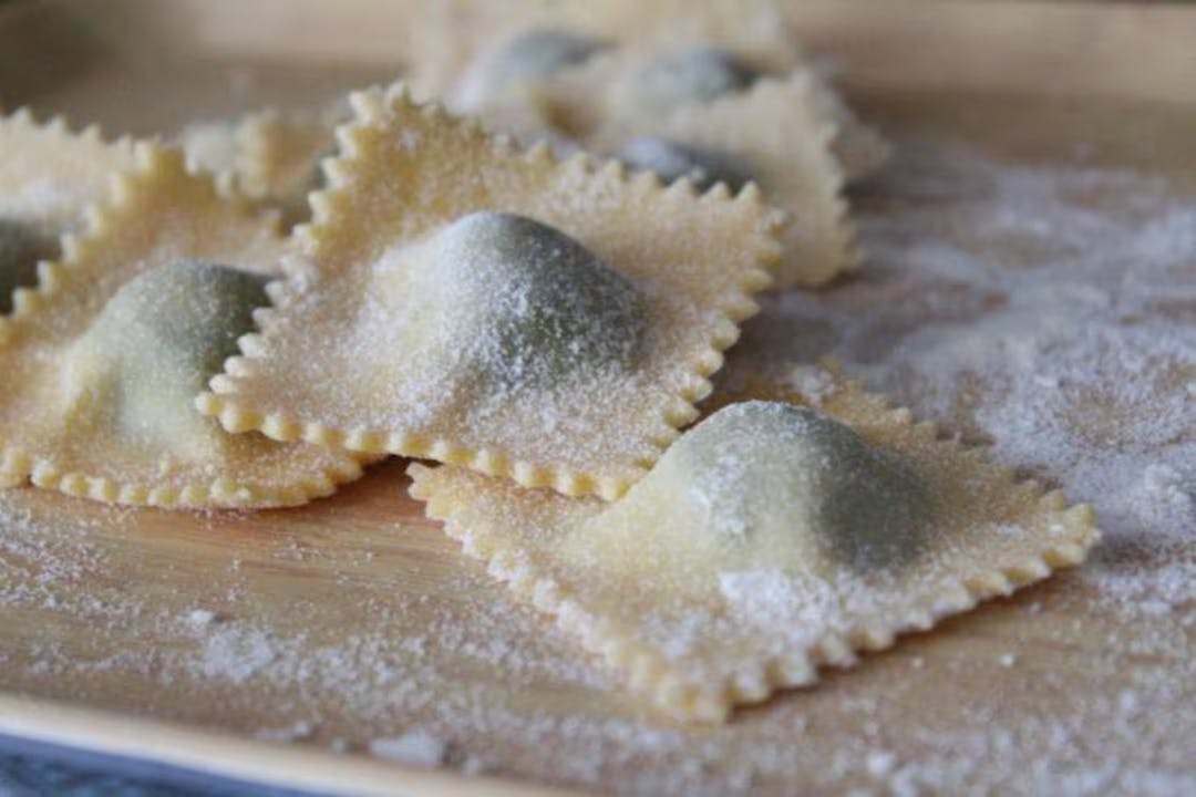 Ravioli su tagliere