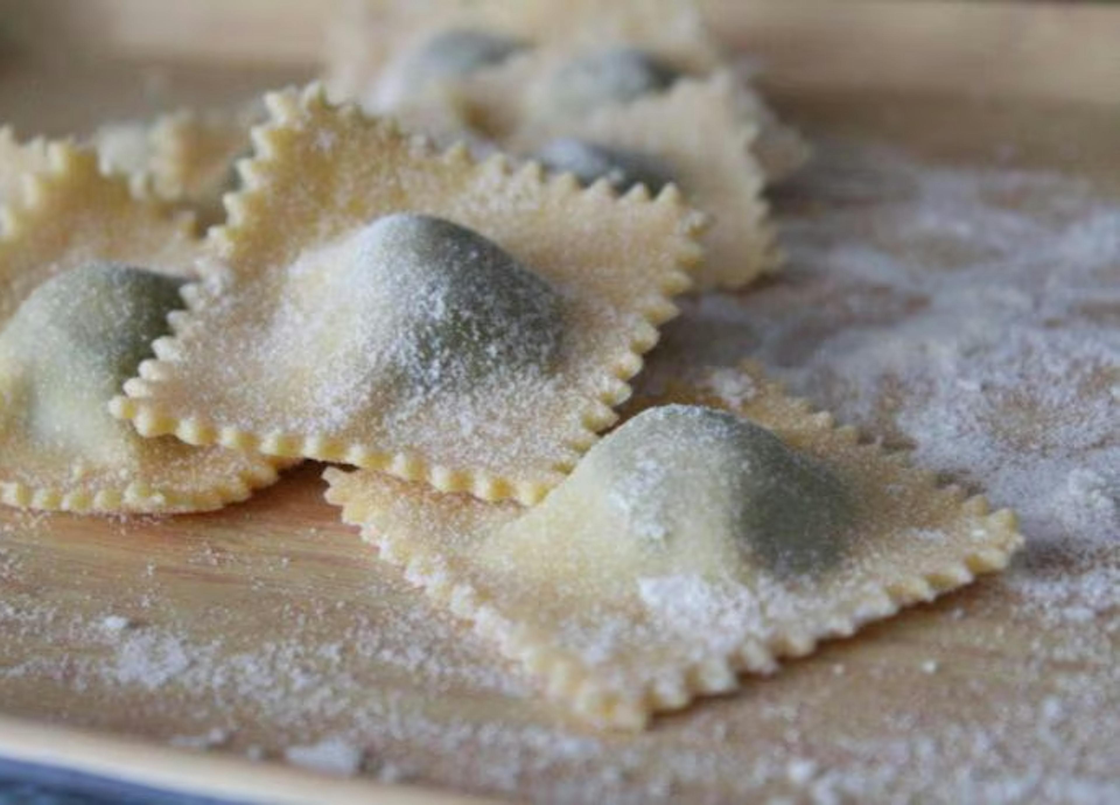 Ravioli su tagliere