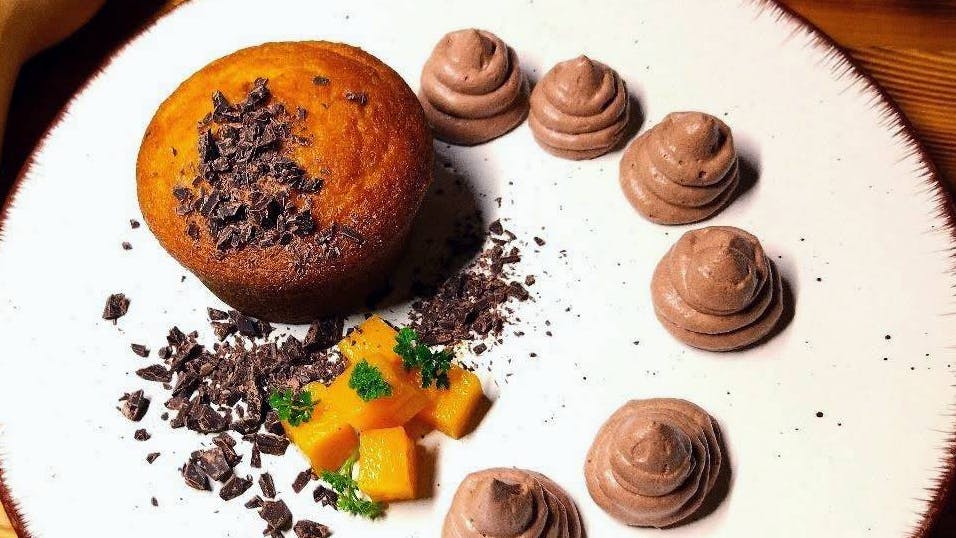 Tortino di zucca e cioccolato su piatto con decorazioni