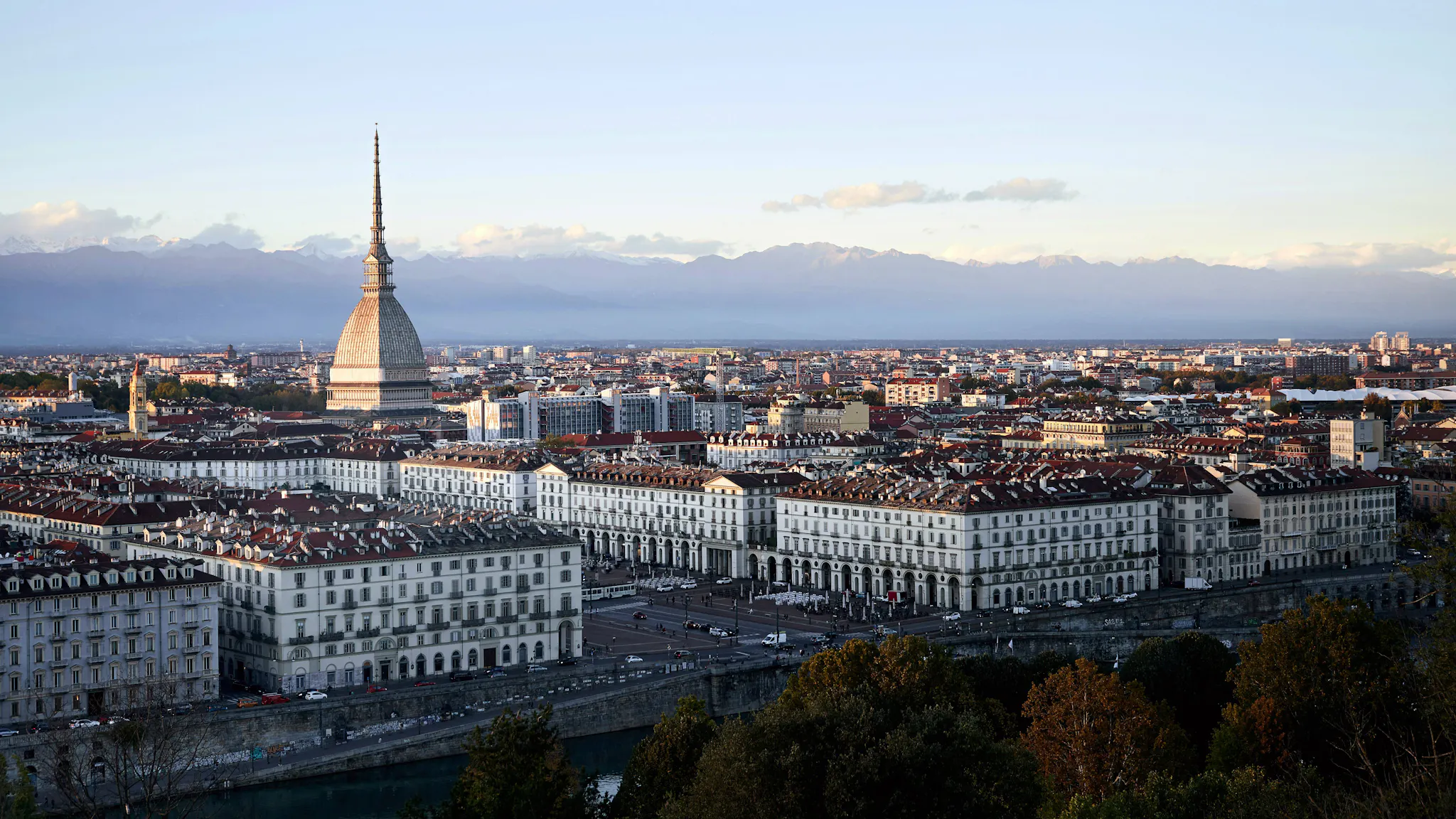 Turin – Stadtansicht mit der Mole und den Alpen im Hintergrund