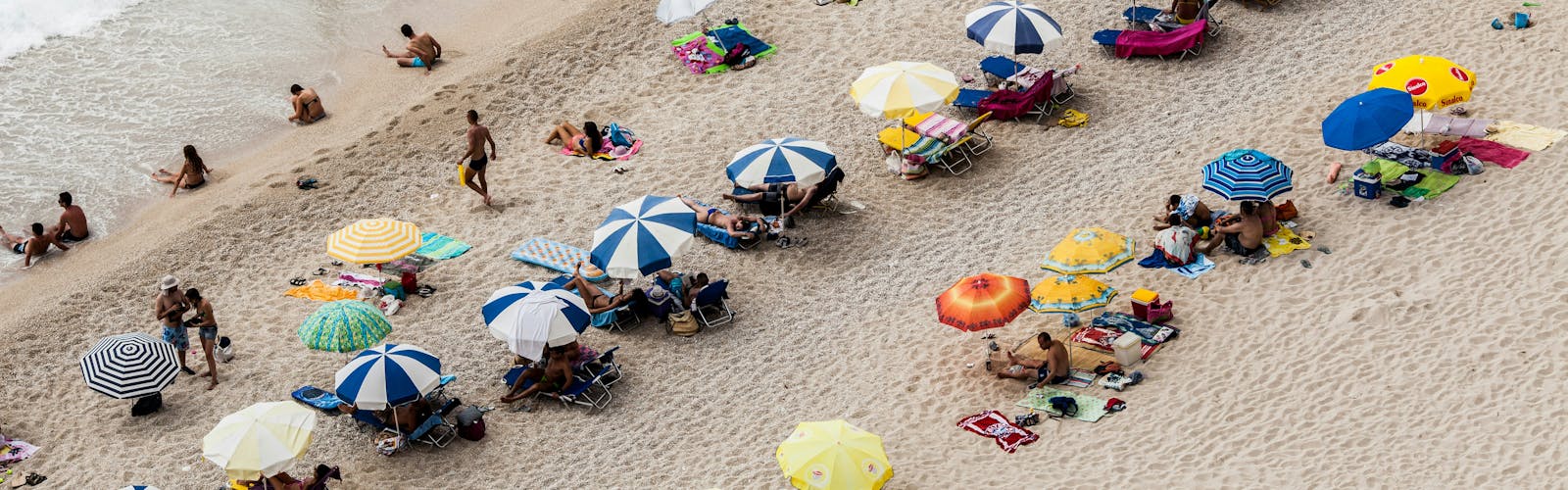 Spiaggia con ombrelloni