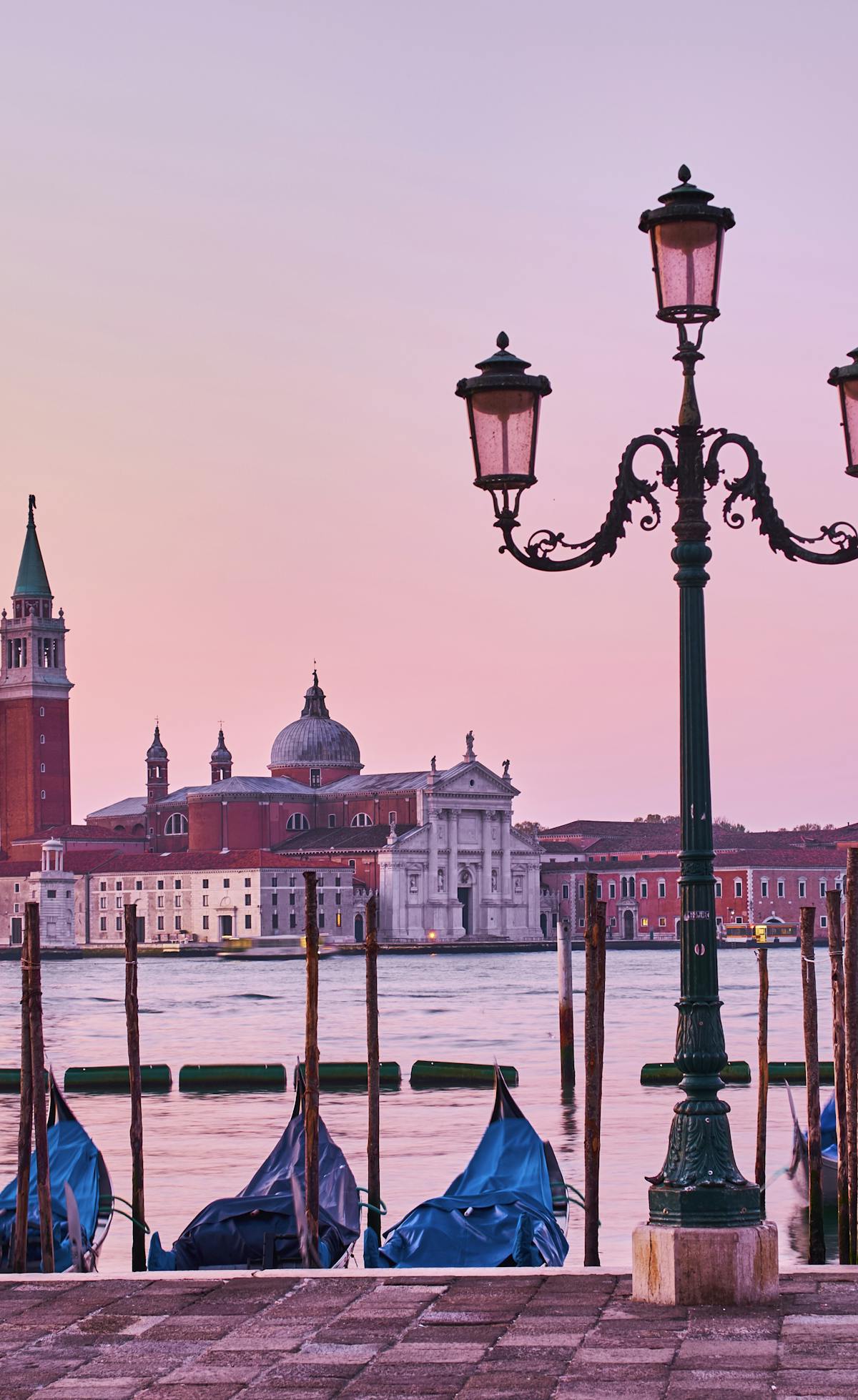 Venezia con gondole ormeggiate