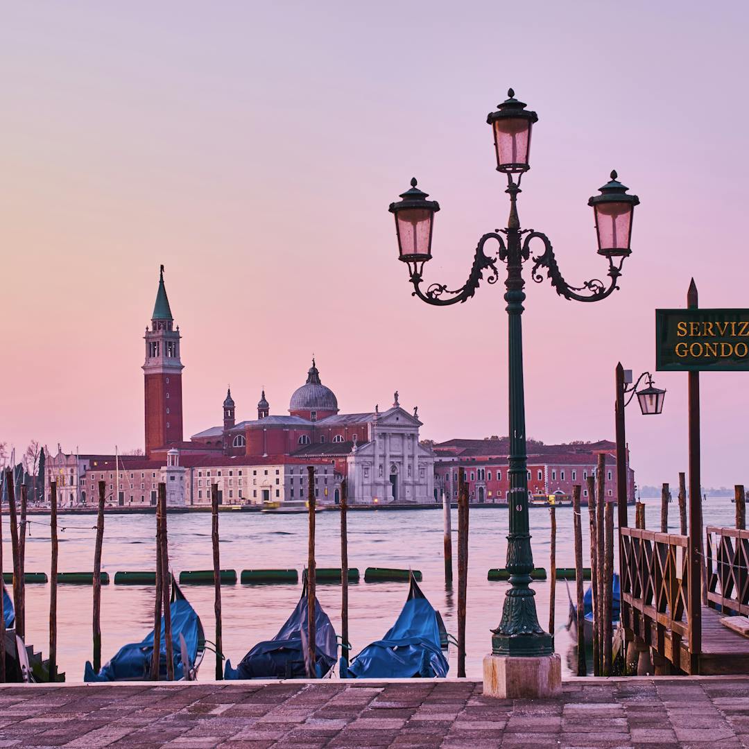 Venezia con gondole ormeggiate