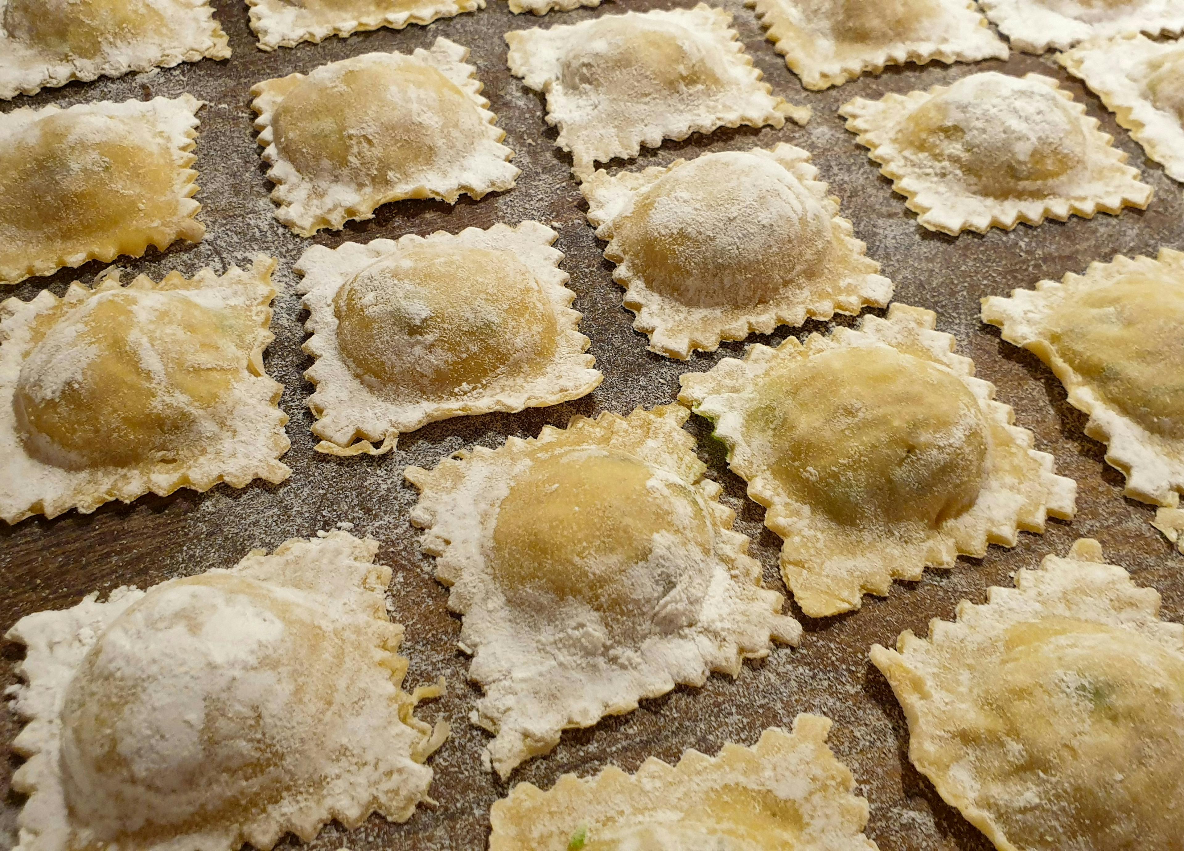 Ravioli su tagliere