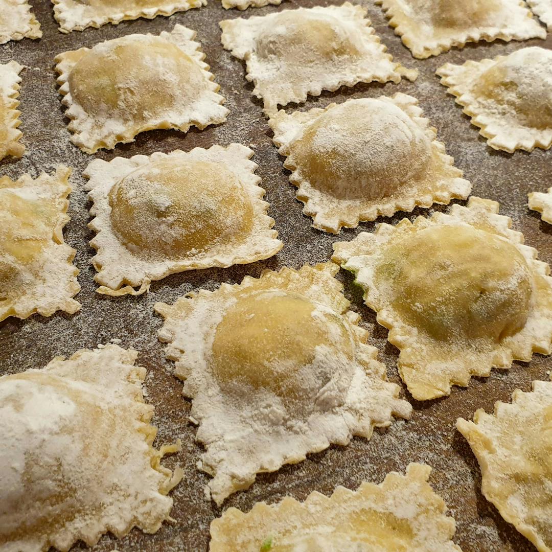 Ravioli su tagliere